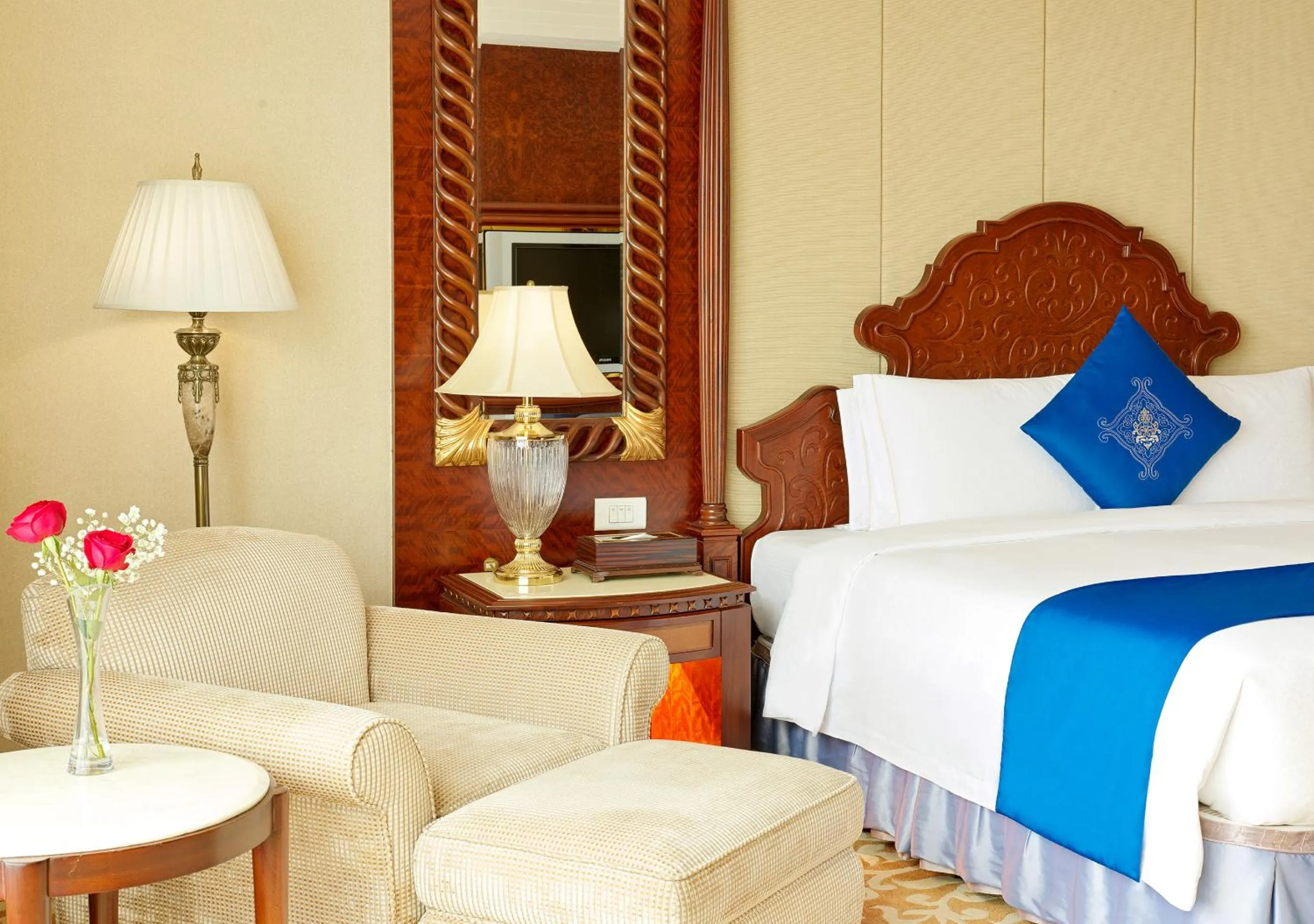 Bedroom, Bed in Regal Palace Hotel