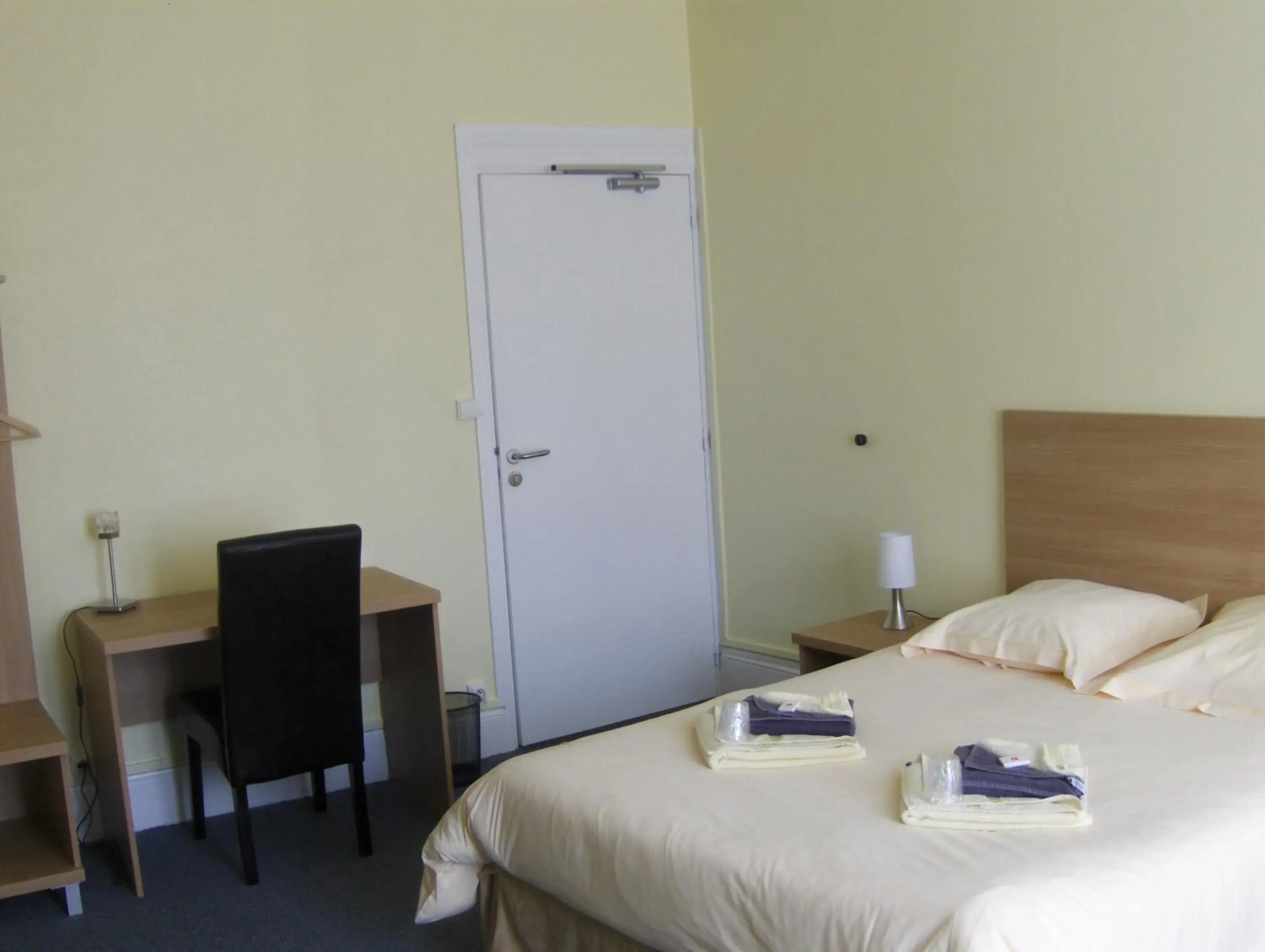 Triple Room in La Tour de Crecy Triple Room in La Tour de Crecy