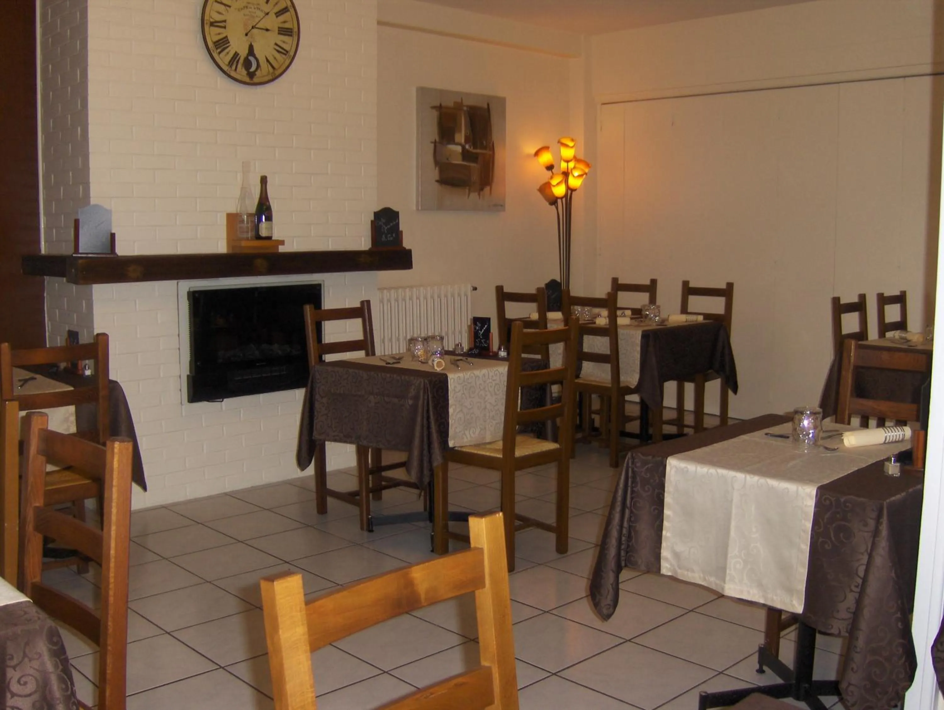 Restaurant/places to eat in La Tour de Crecy