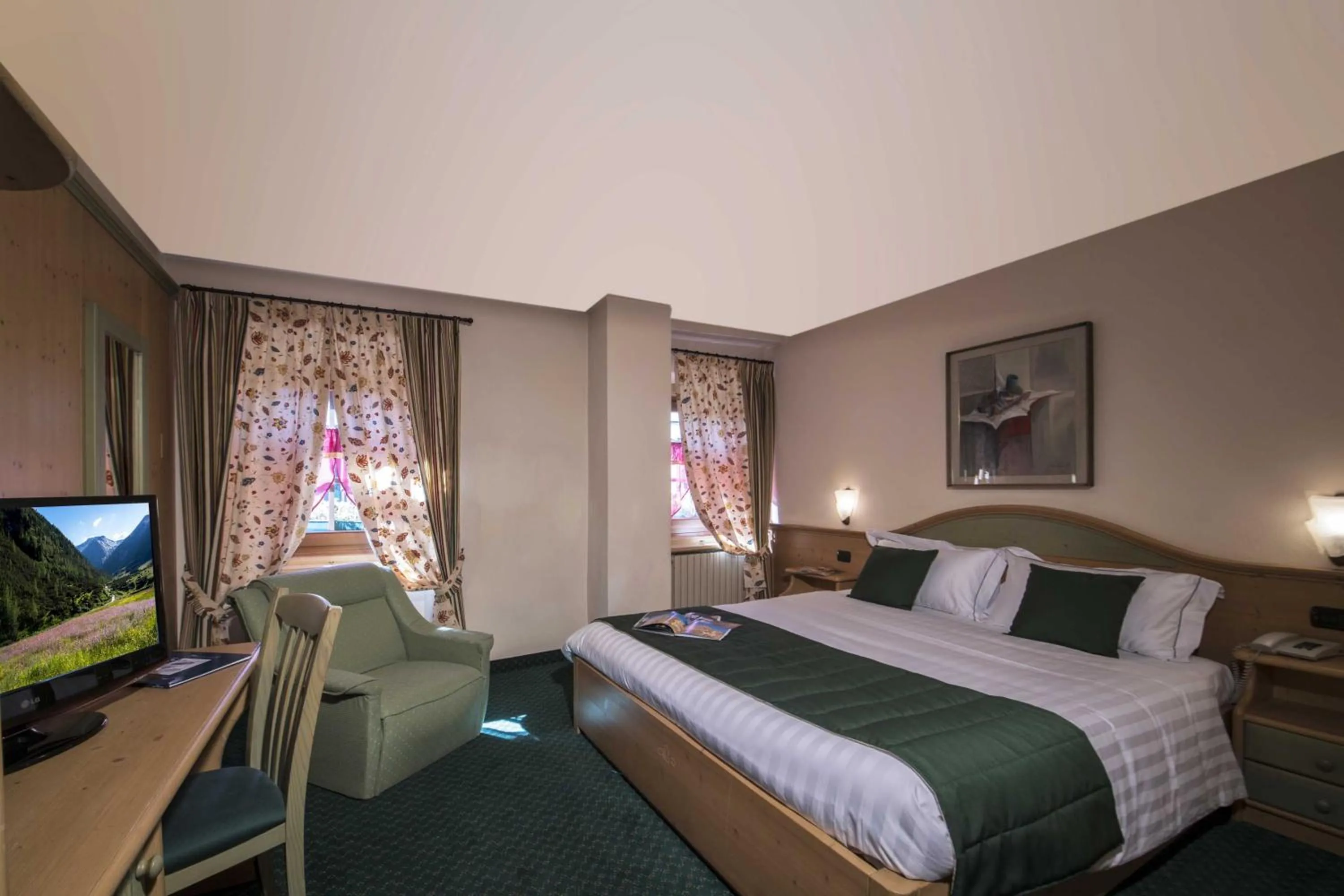 Bedroom, Bed in Hotel Alpina