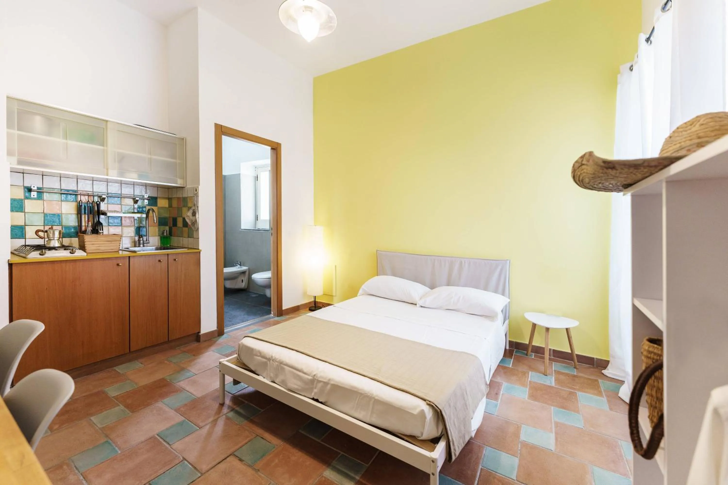 Kitchen or kitchenette, Bed in Le Grand Bleu - Gioia Apartments