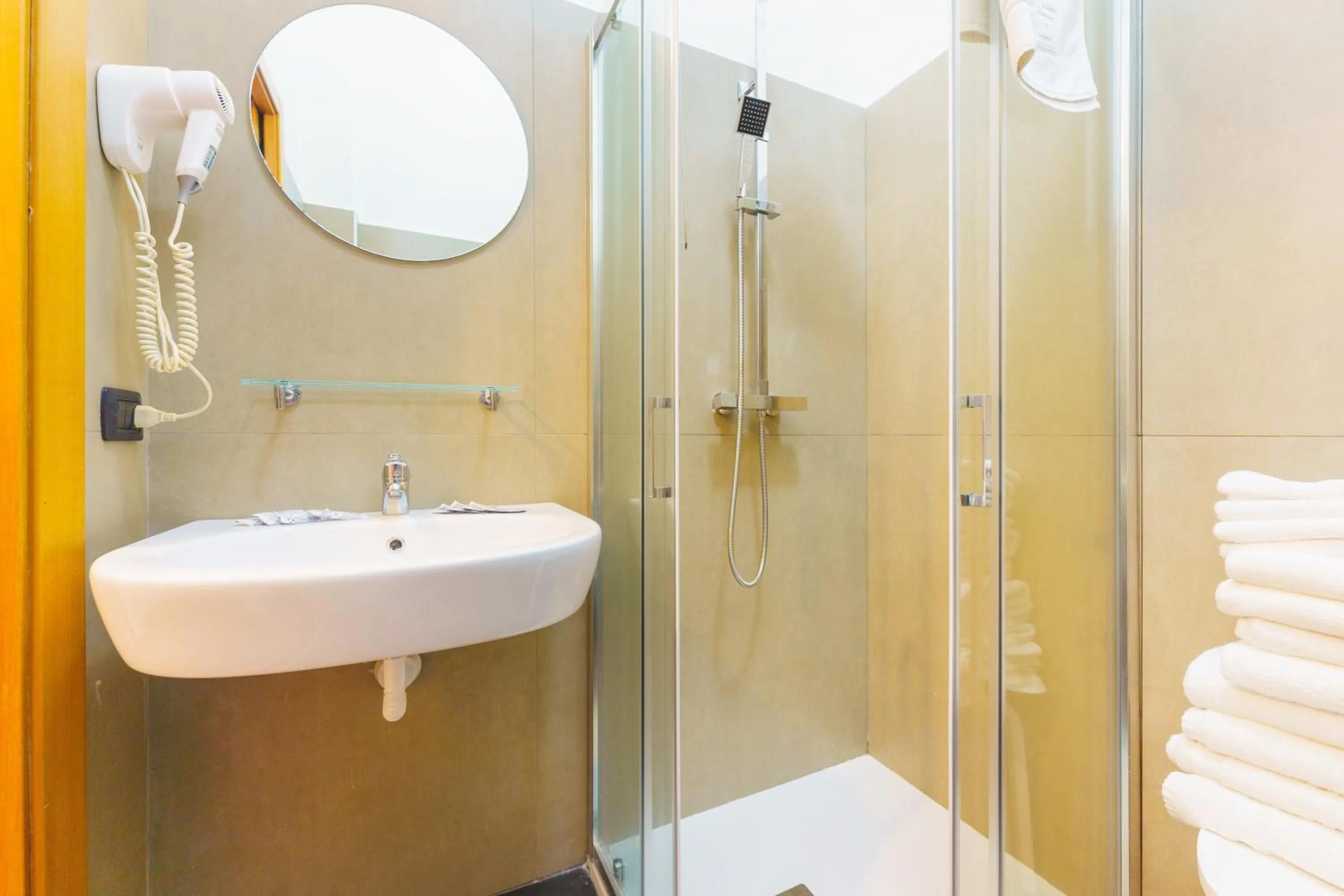 Shower in Le Grand Bleu - Gioia Apartments