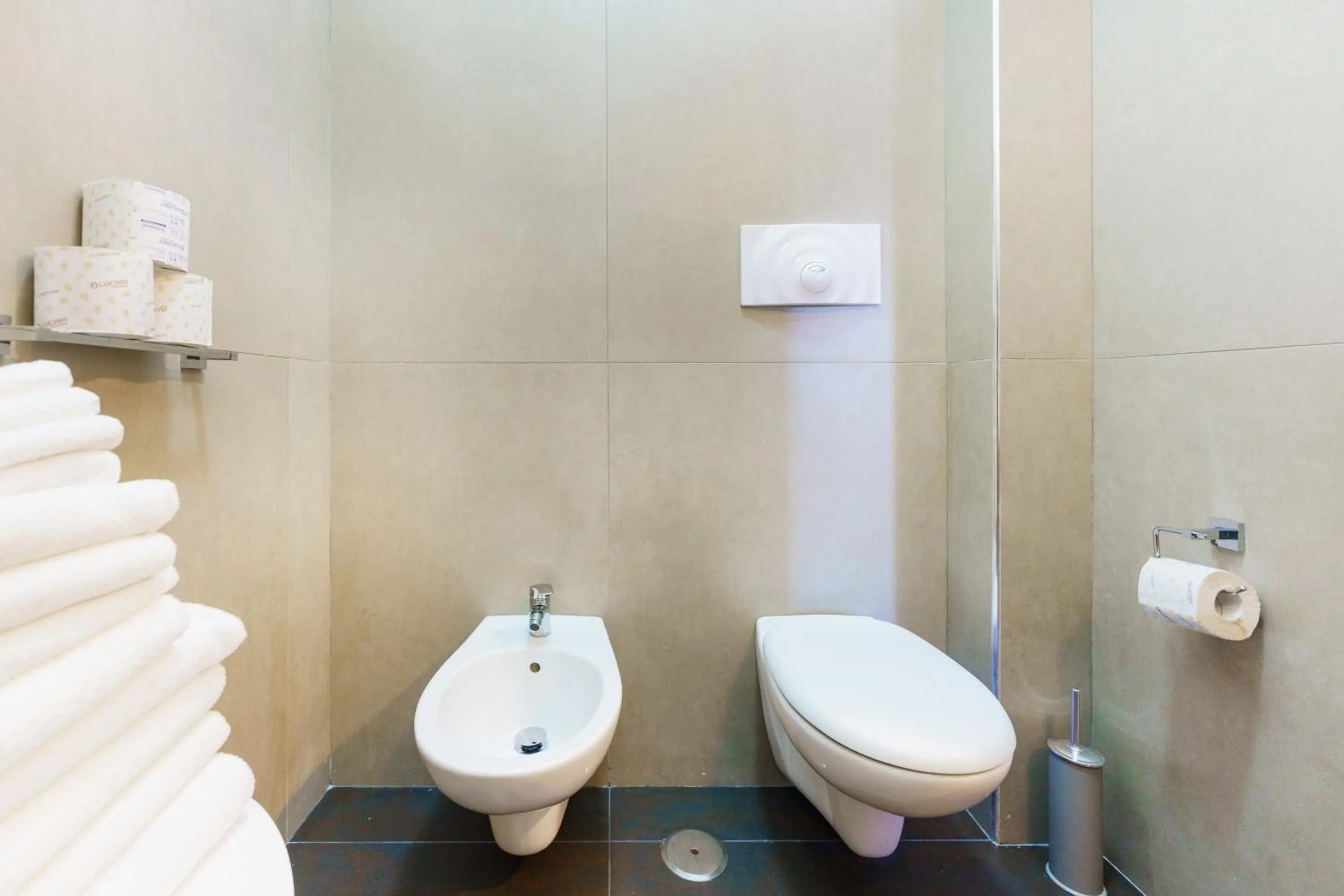 Toilet in Le Grand Bleu - Gioia Apartments