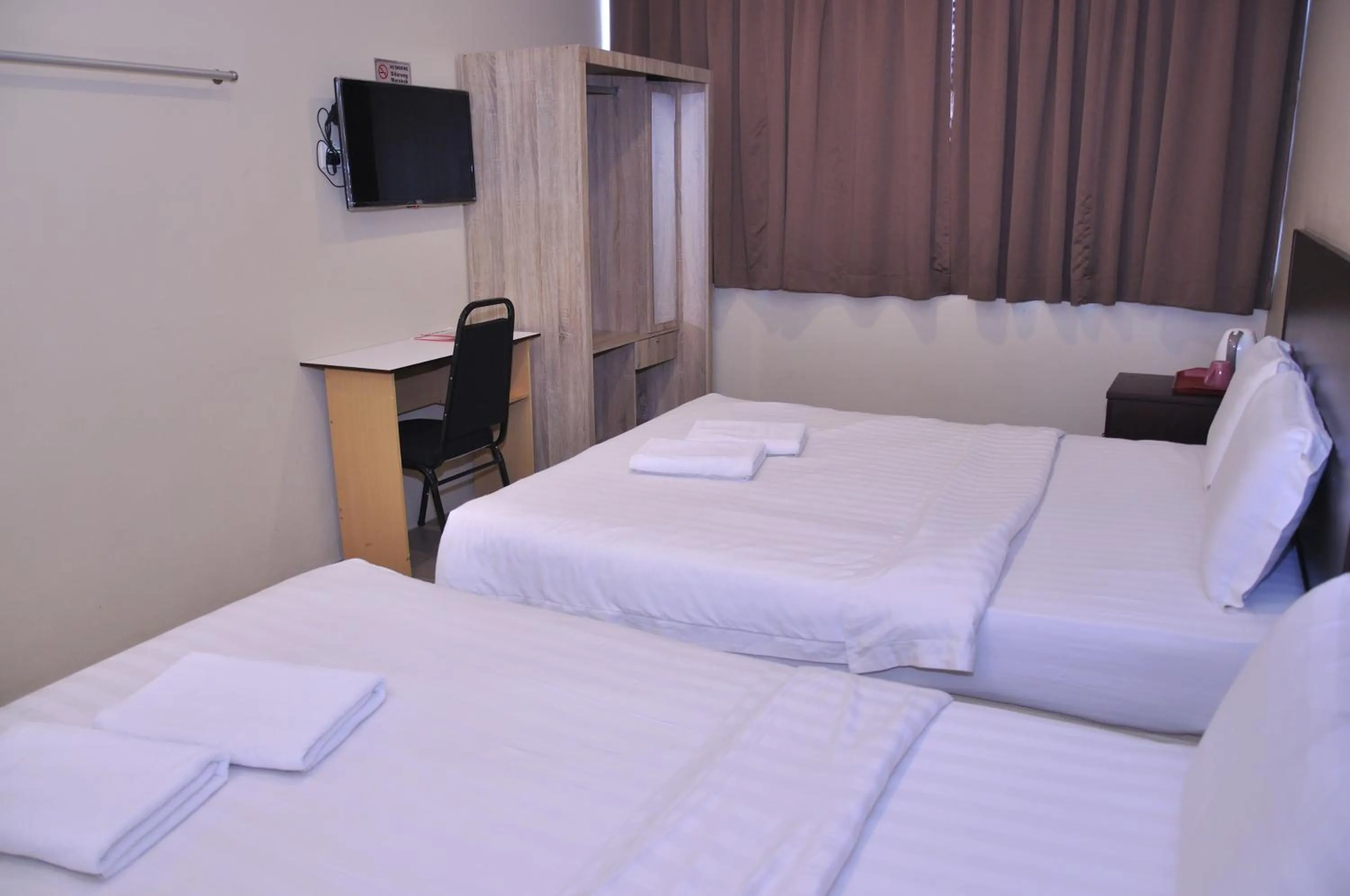 Photo of the whole room, Bed in Kuching Transit Inn