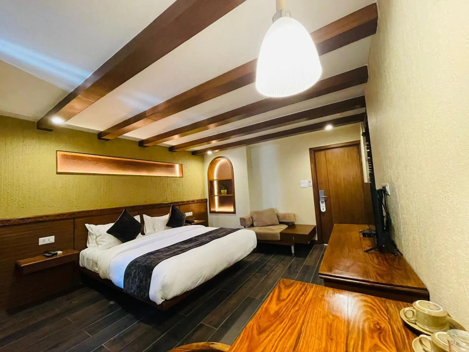 Photo of the whole room, Bed in Timber House by Tara Group