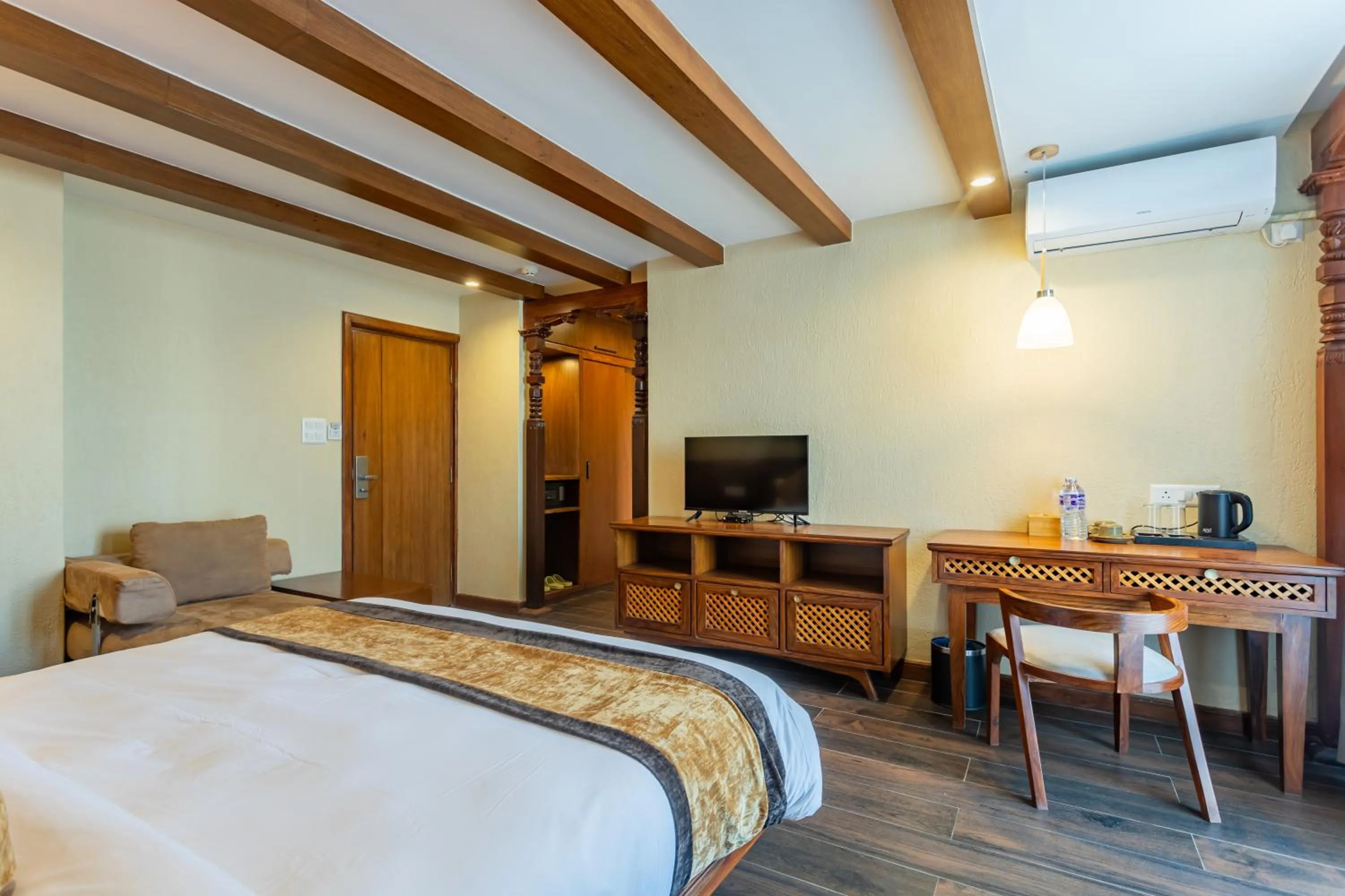 Photo of the whole room, Bed in Timber House by Tara Group