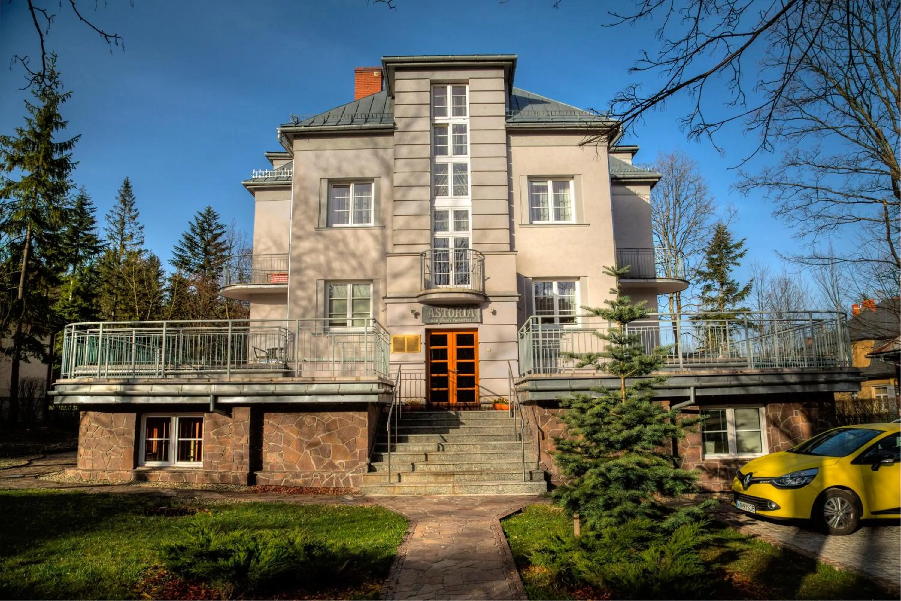 Facade/entrance in Astoria - Willa Literatów