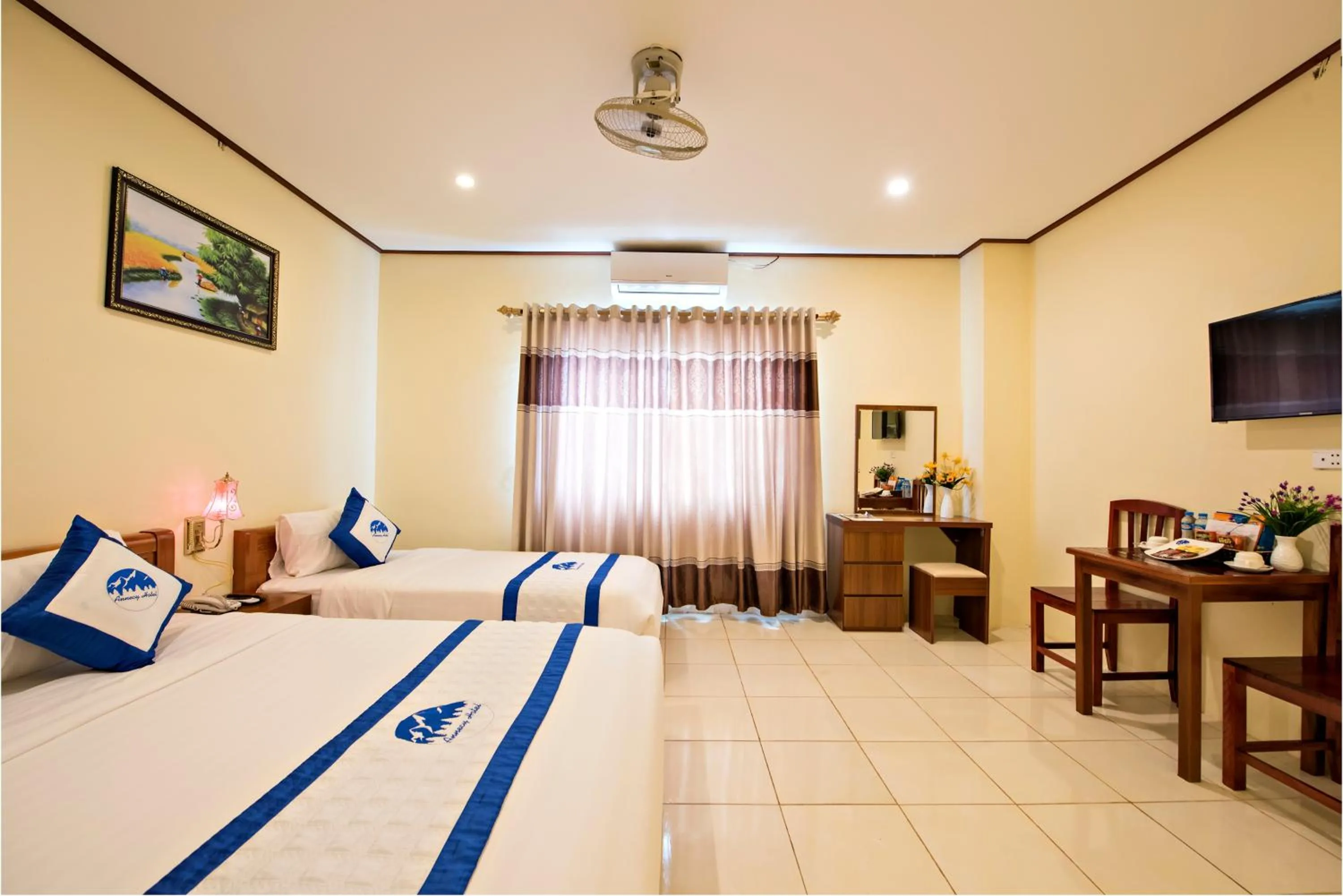 Photo of the whole room, Bed in Annecy Hotel