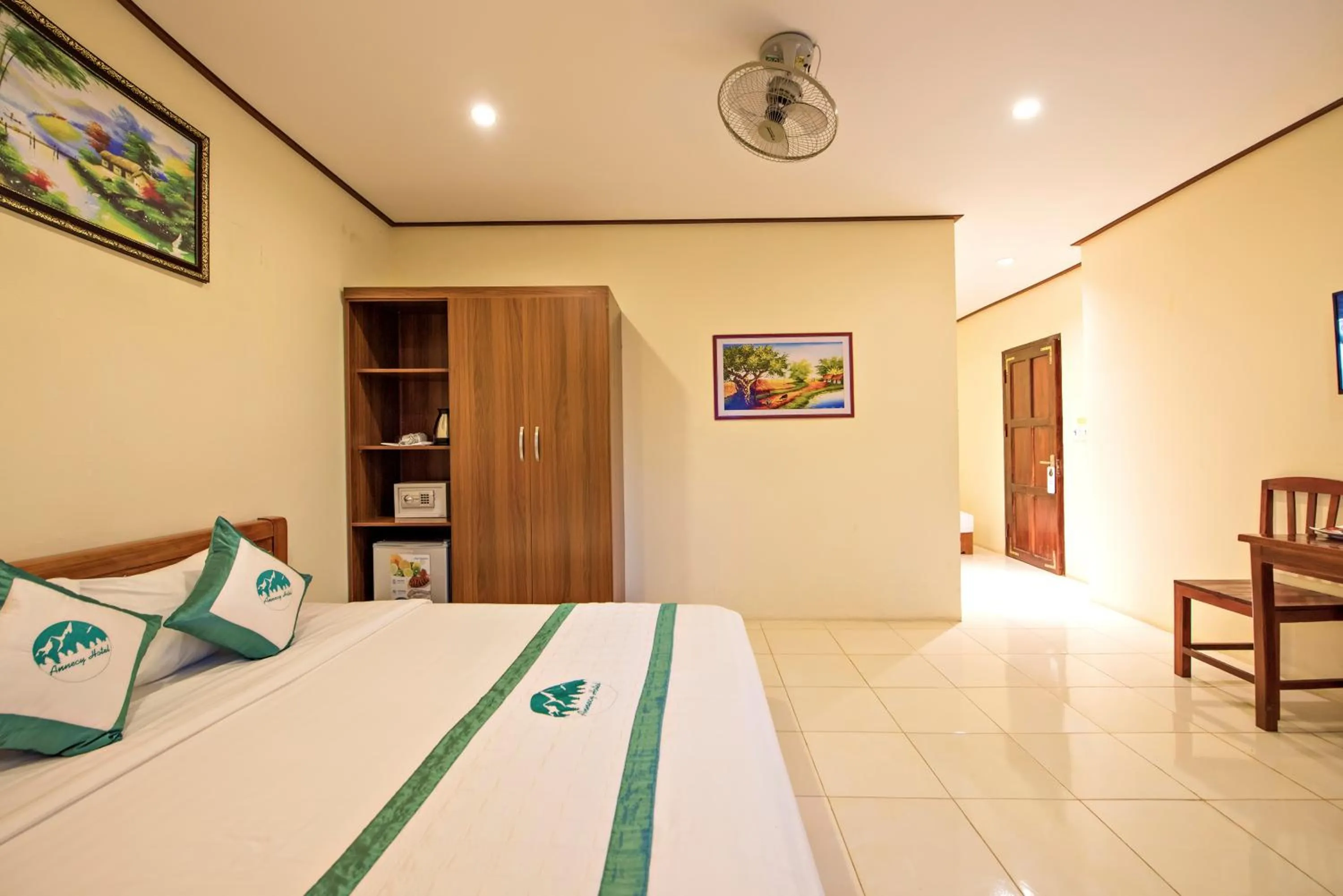 Bedroom, Bed in Annecy Hotel