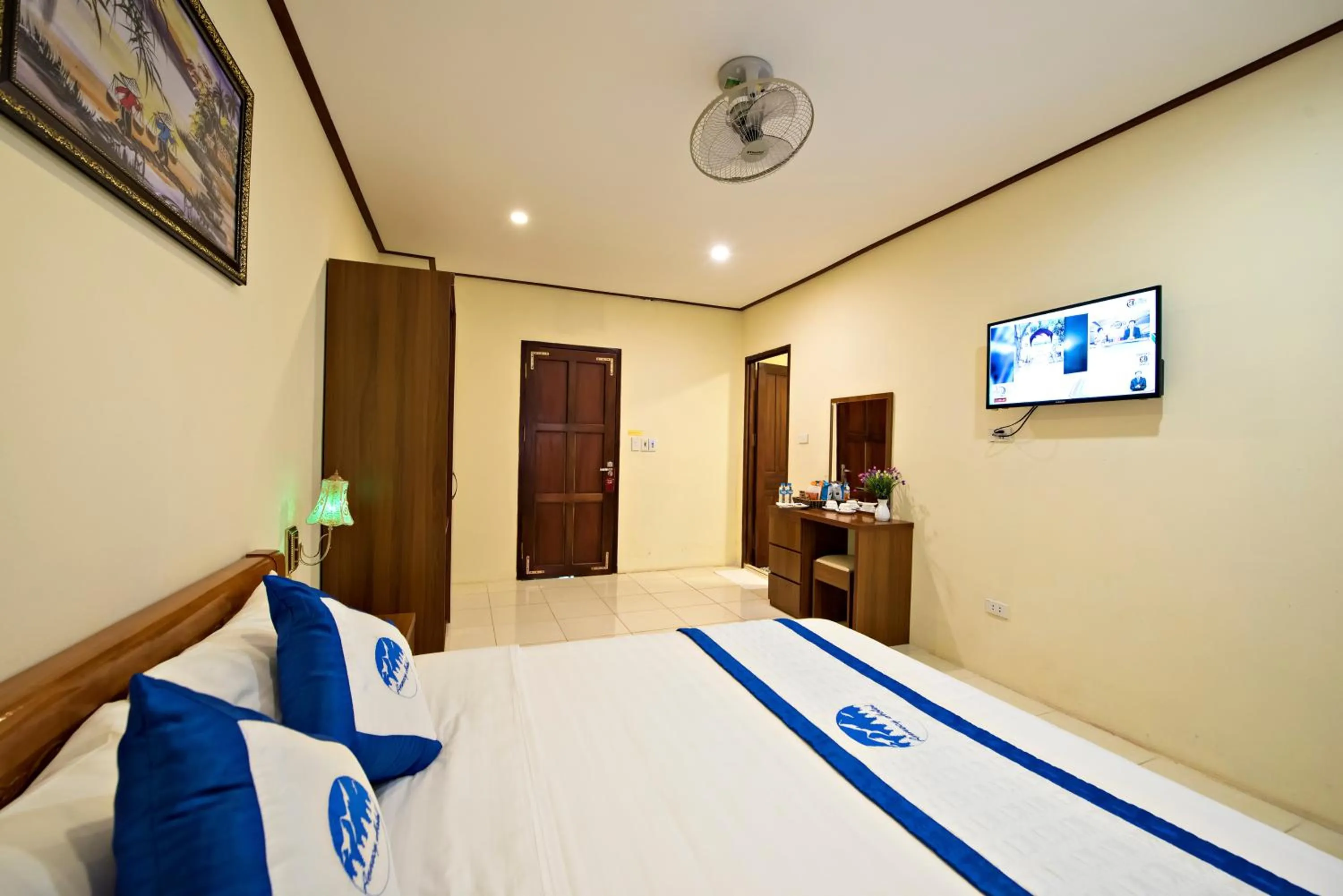 Photo of the whole room, Bed in Annecy Hotel