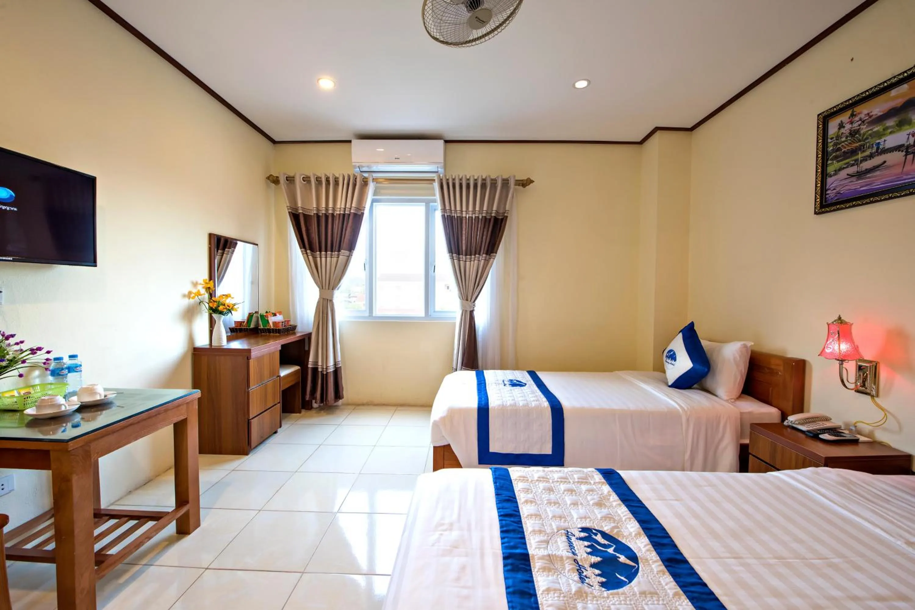 Bedroom, Bed in Annecy Hotel