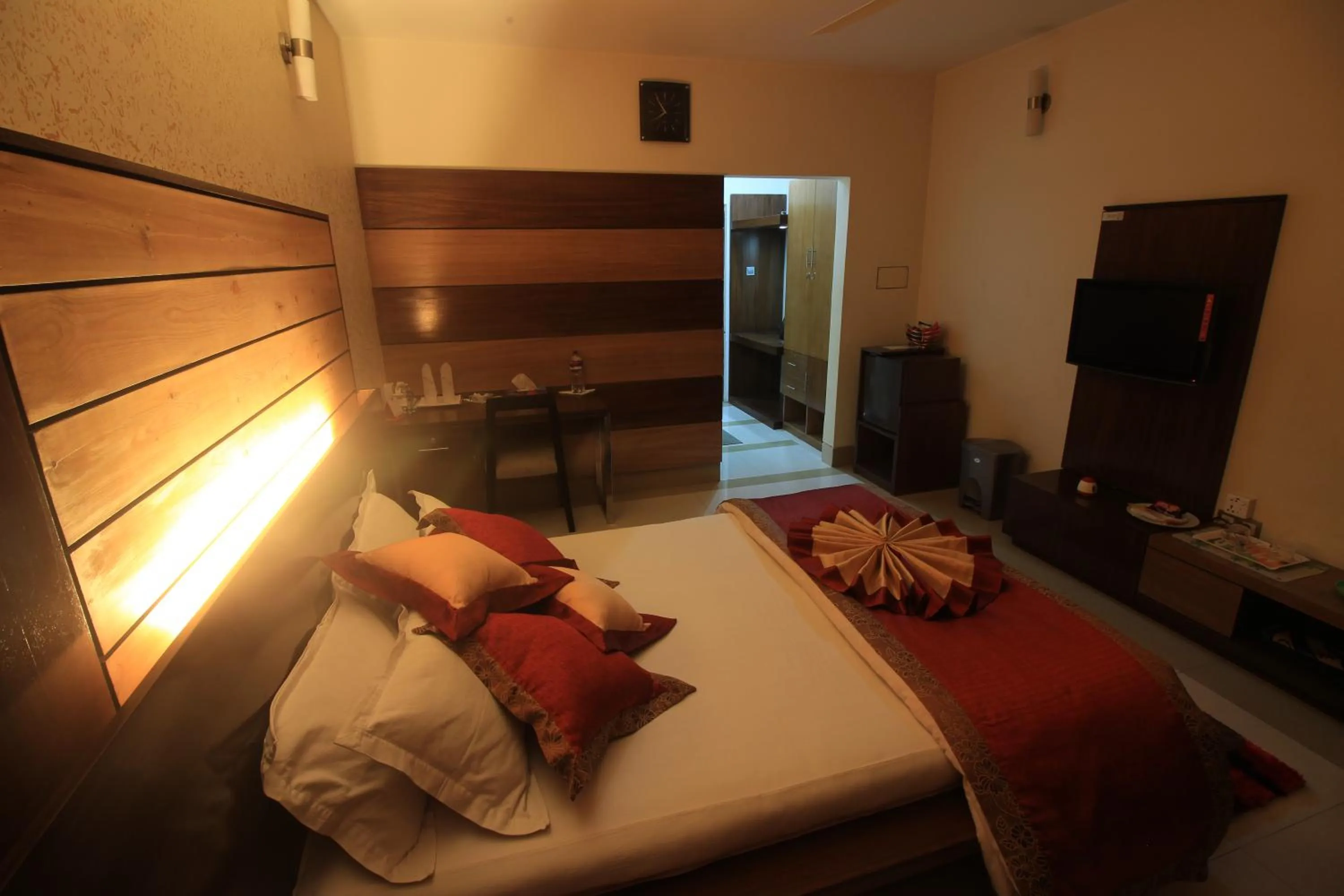 Communal lounge/ TV room in Tiger Garden Int Hotel