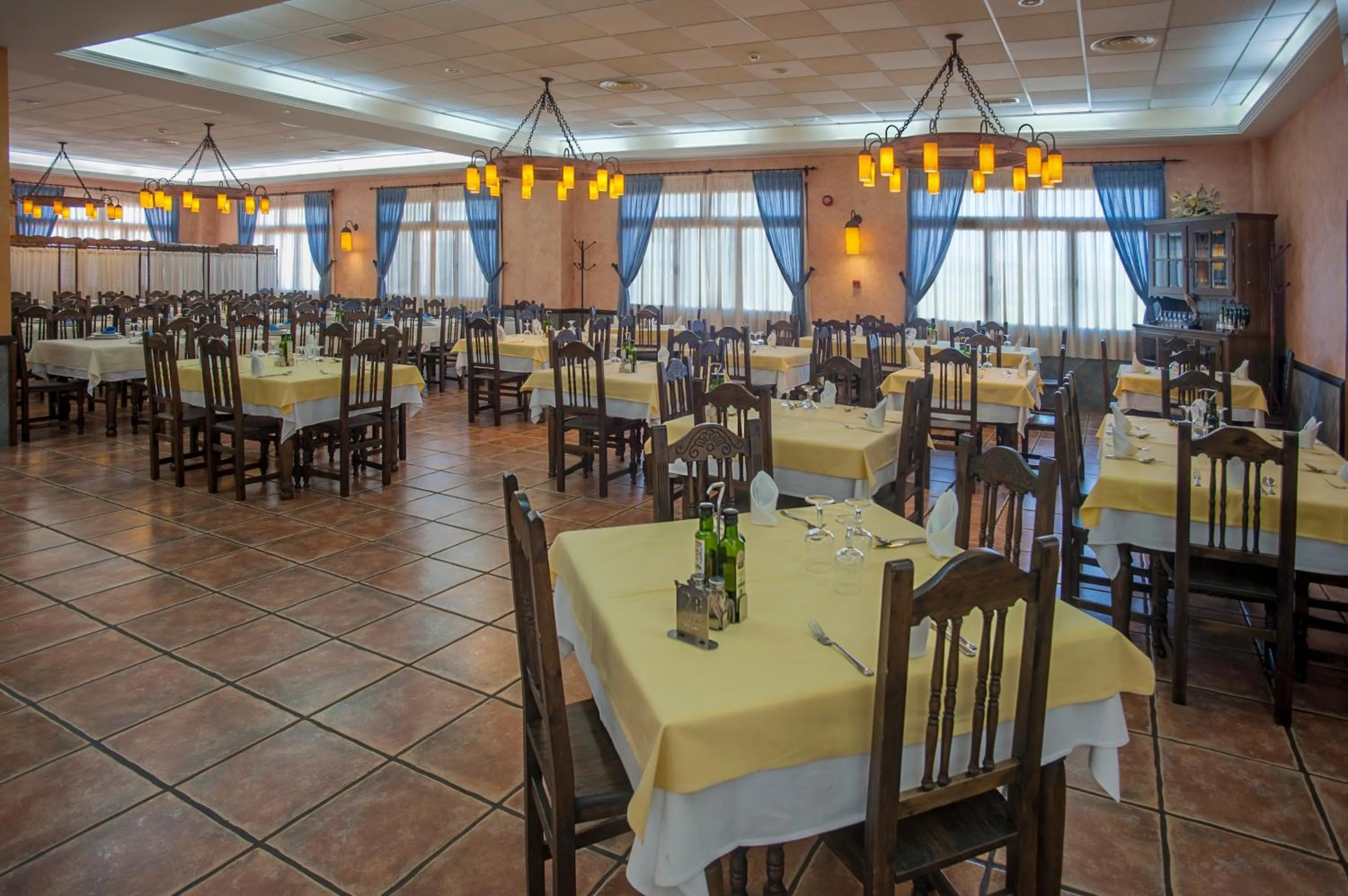 Restaurant/places to eat in Hotel Moya