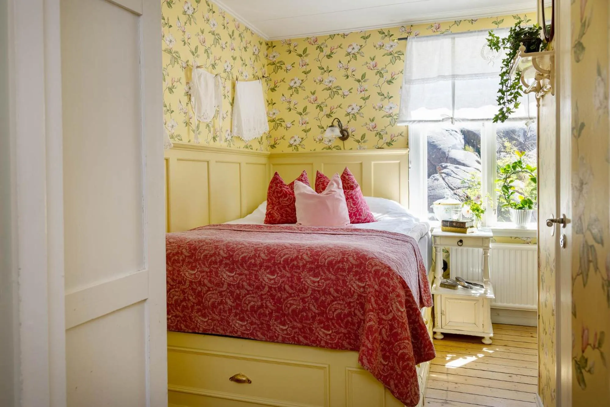 Photo of the whole room, Bed in Strandflickornas Havshotell Lysekil