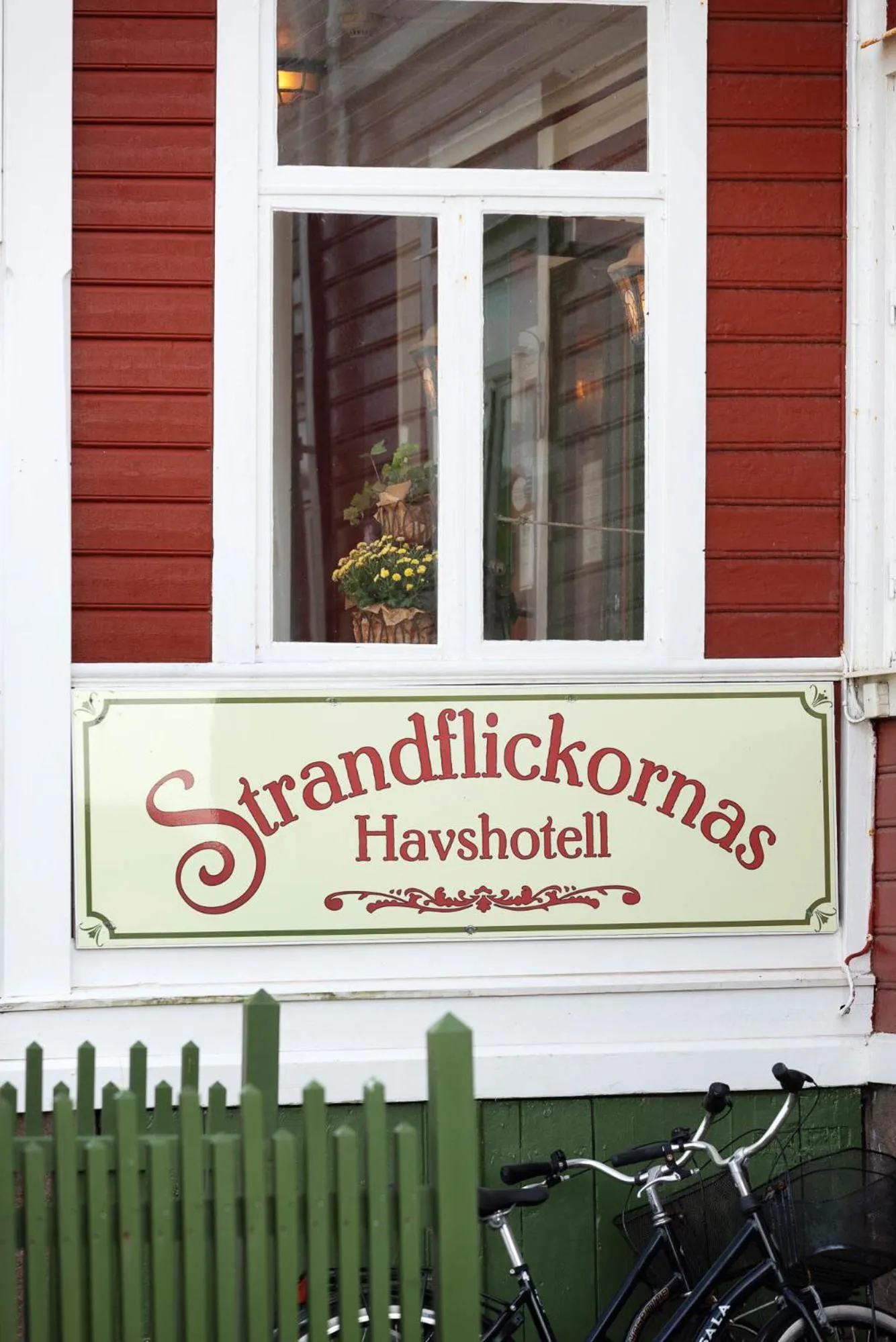Facade/entrance in Strandflickornas Havshotell Lysekil