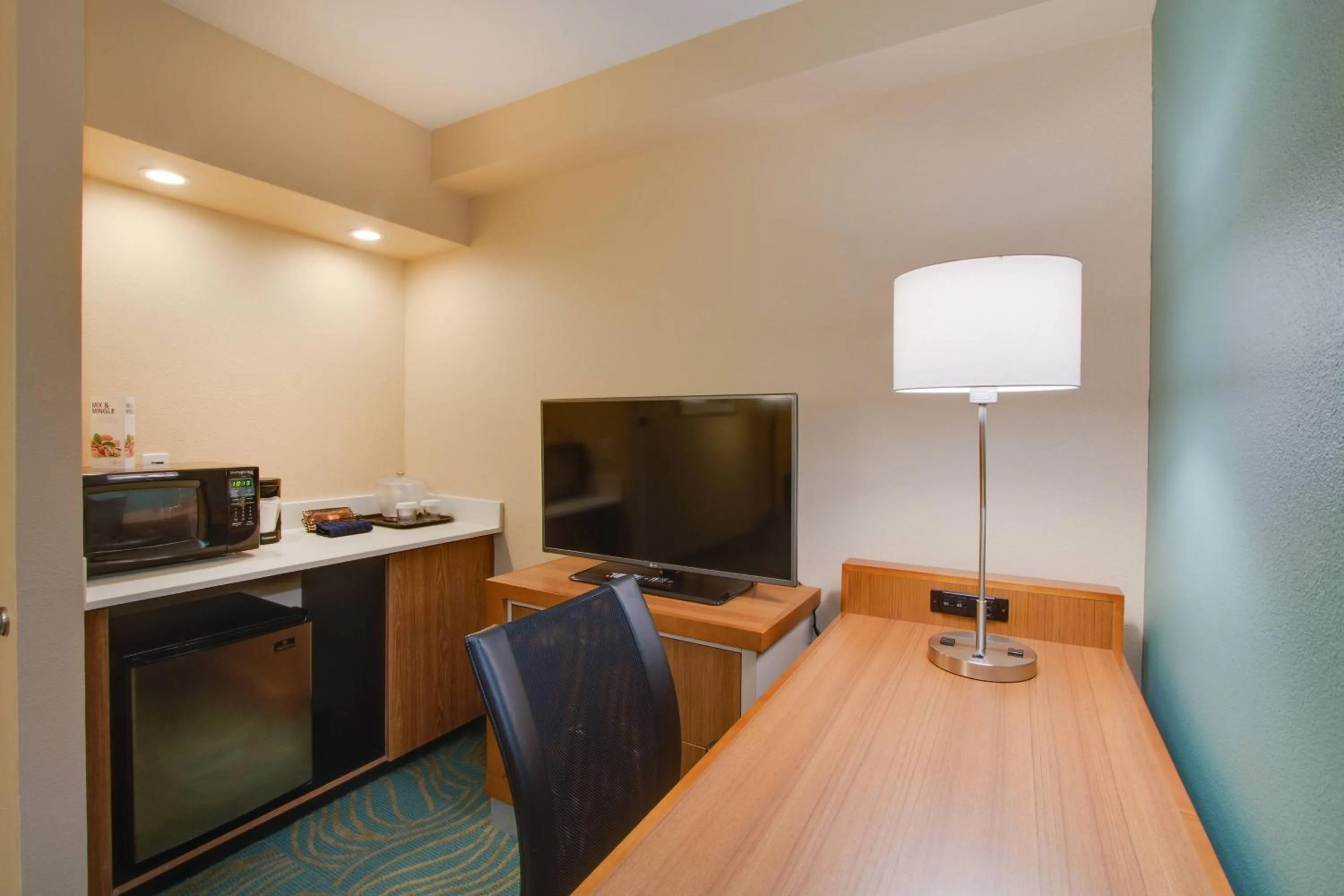 Kitchen or kitchenette in SpringHill Suites by Marriott Orlando Lake Buena Vista South
