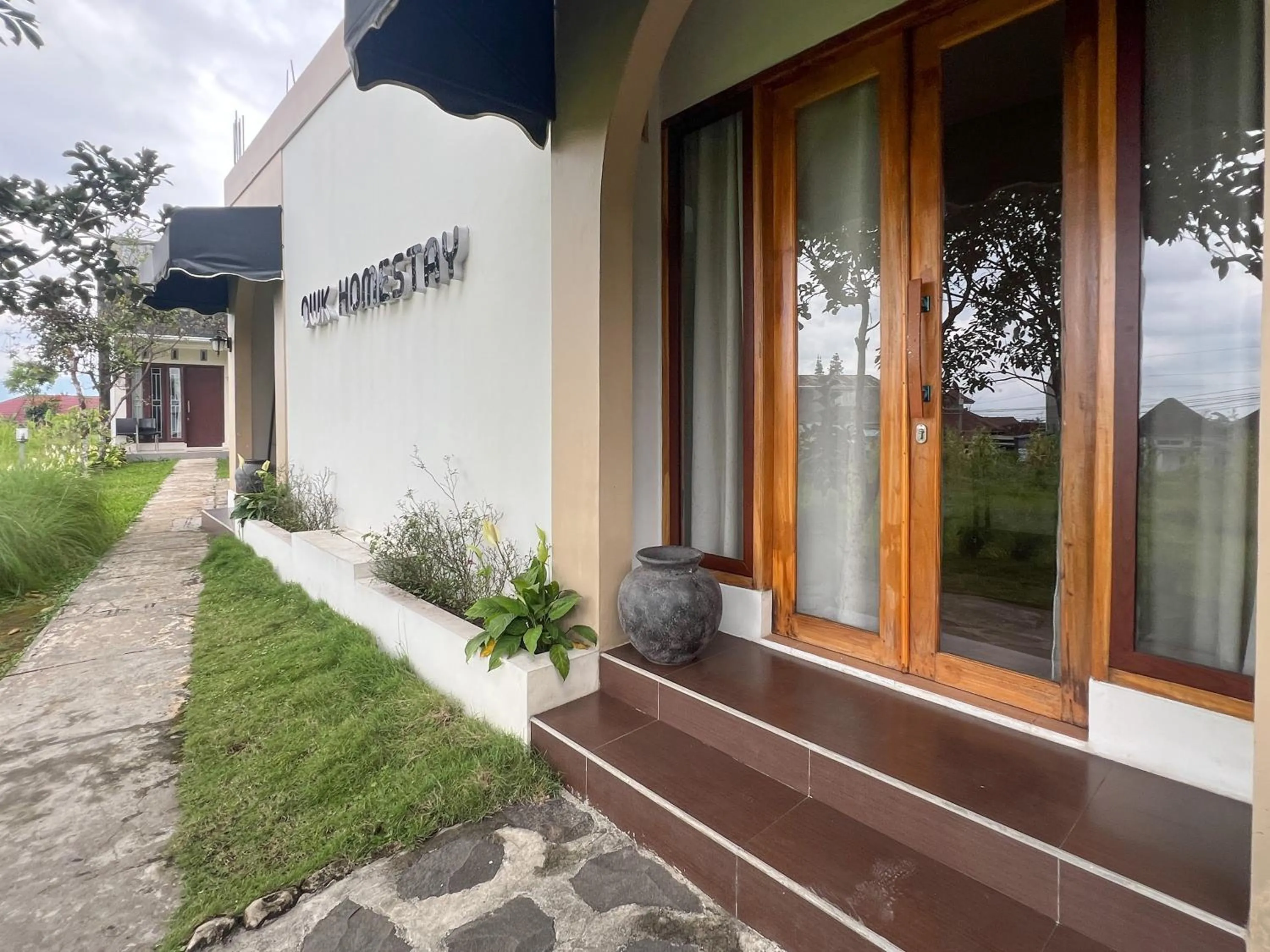 Facade/entrance in OWK Homestay Syariah Mitra RedDoorz Wonosobo