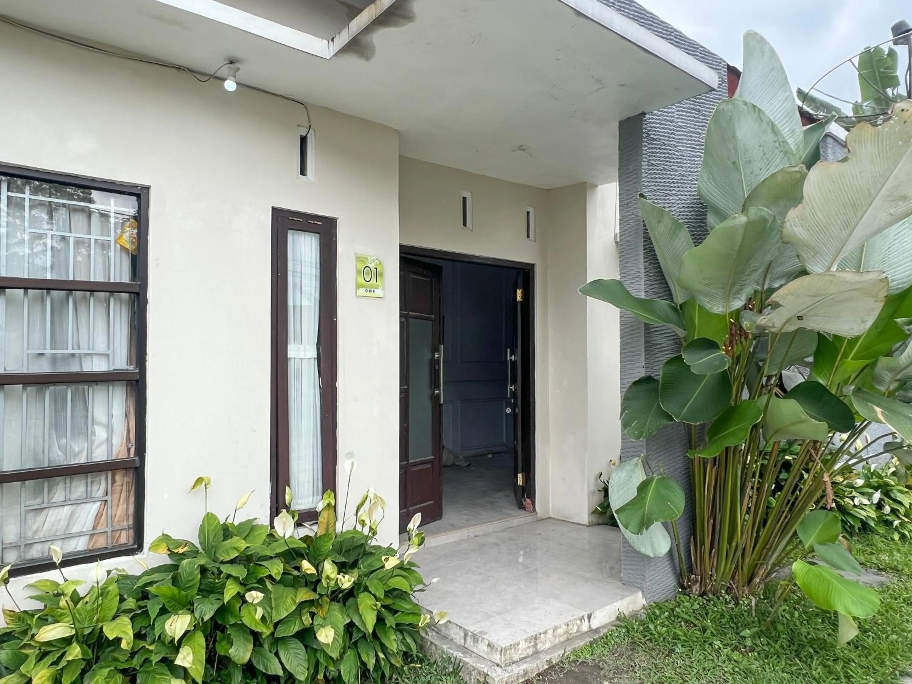 Facade/entrance in OWK Homestay Syariah Mitra RedDoorz Wonosobo