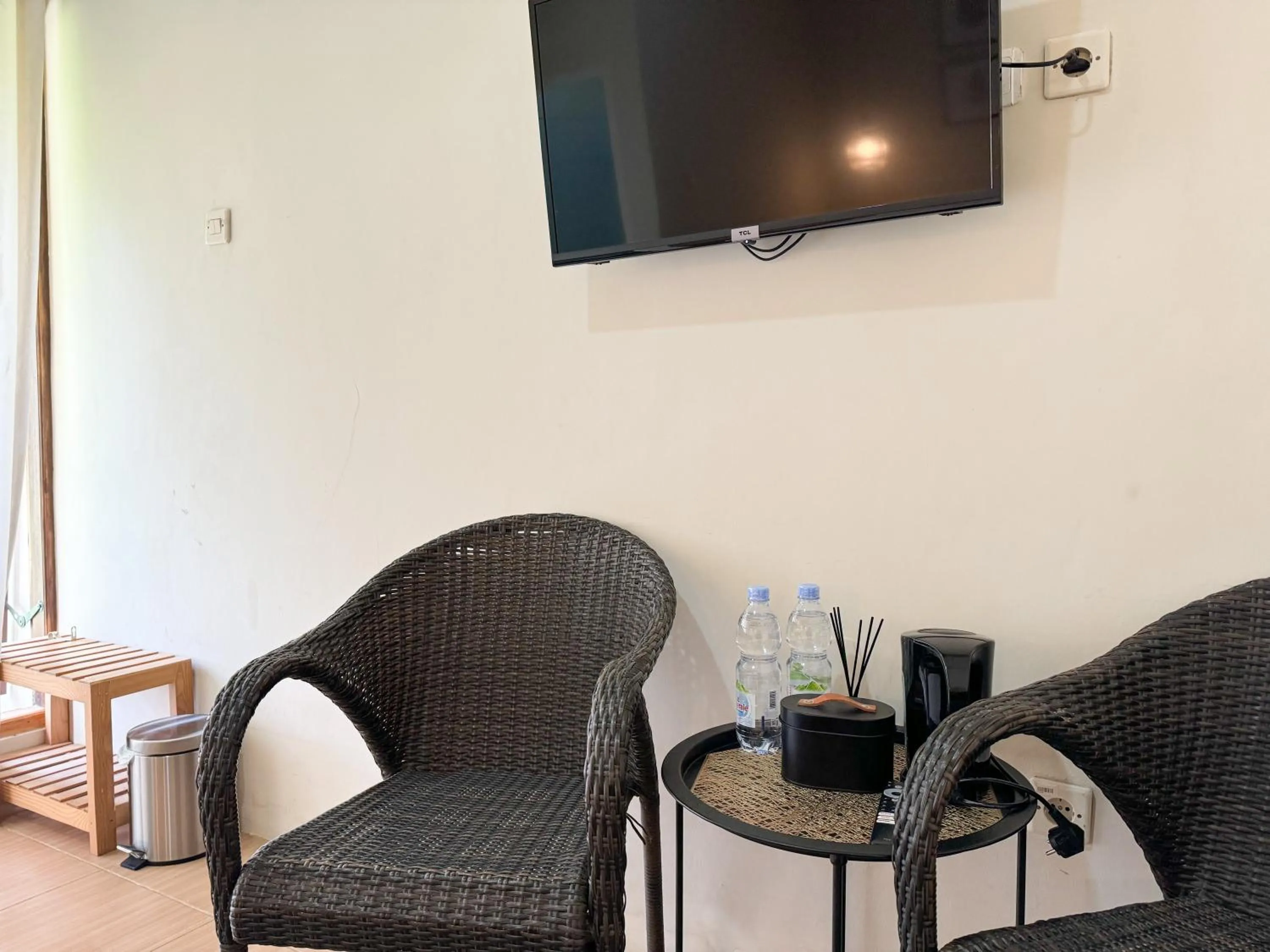 Seating area in OWK Homestay Syariah Mitra RedDoorz Wonosobo