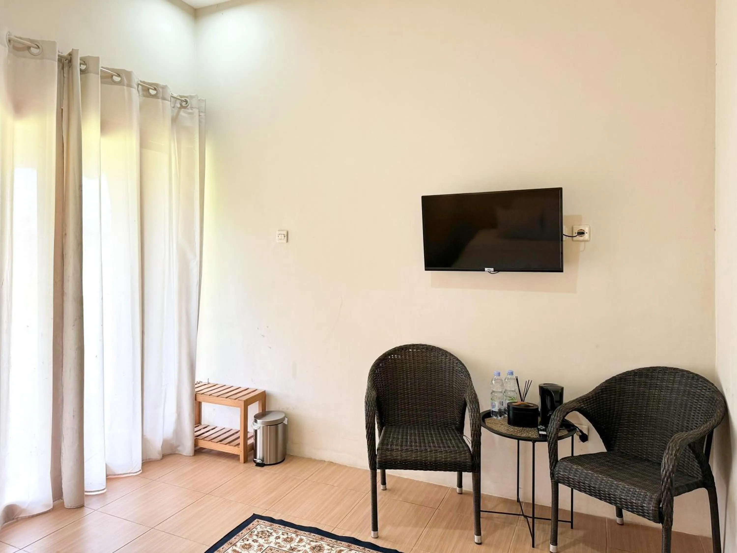 Seating area in OWK Homestay Syariah Mitra RedDoorz Wonosobo