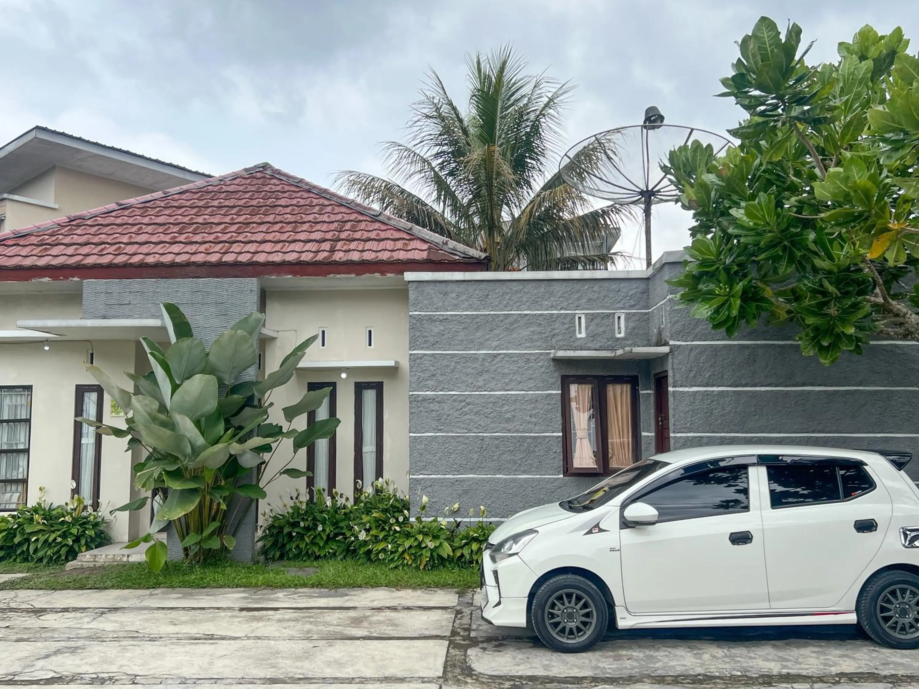 Facade/entrance in OWK Homestay Syariah Mitra RedDoorz Wonosobo