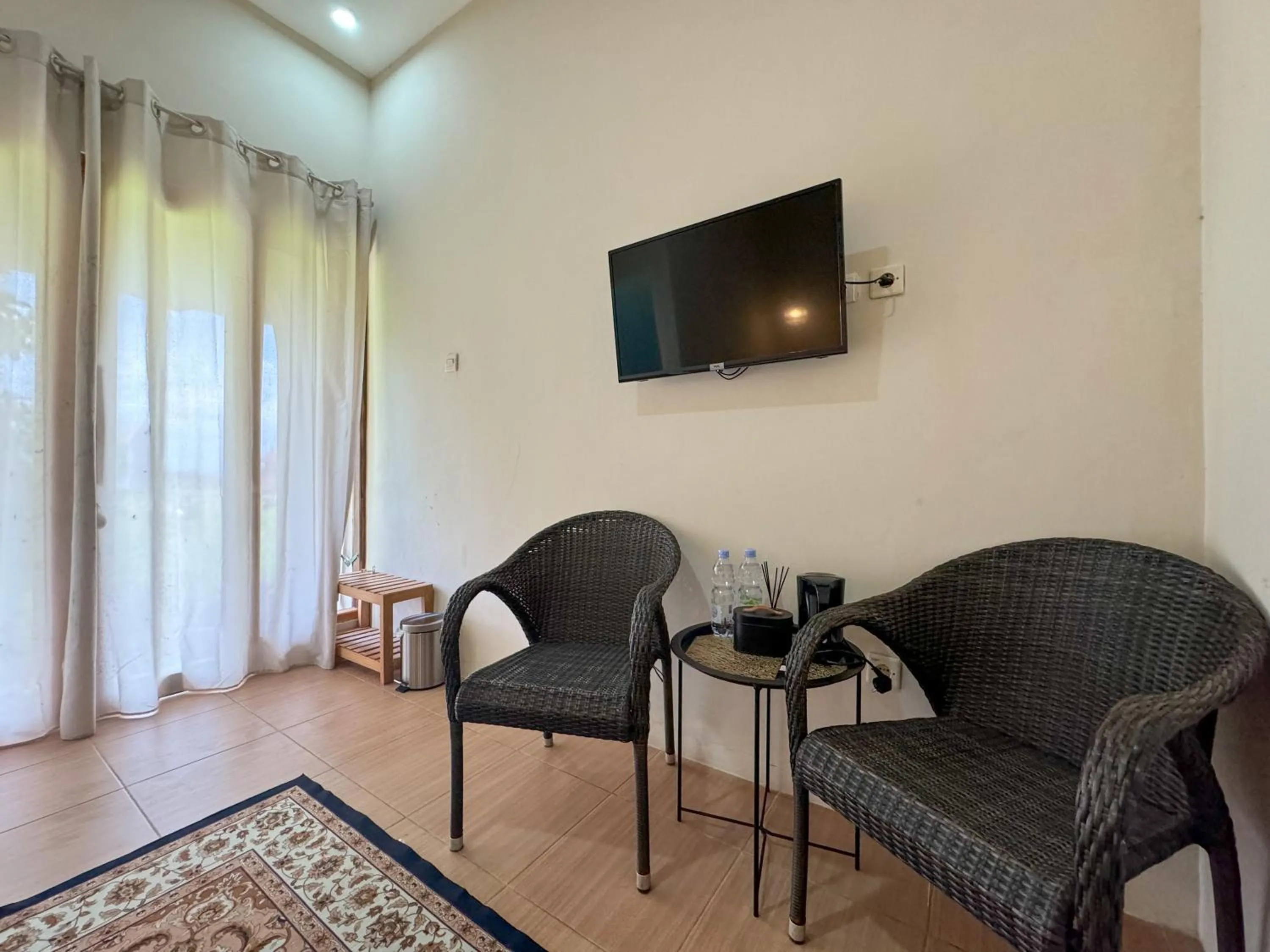 Seating area in OWK Homestay Syariah Mitra RedDoorz Wonosobo