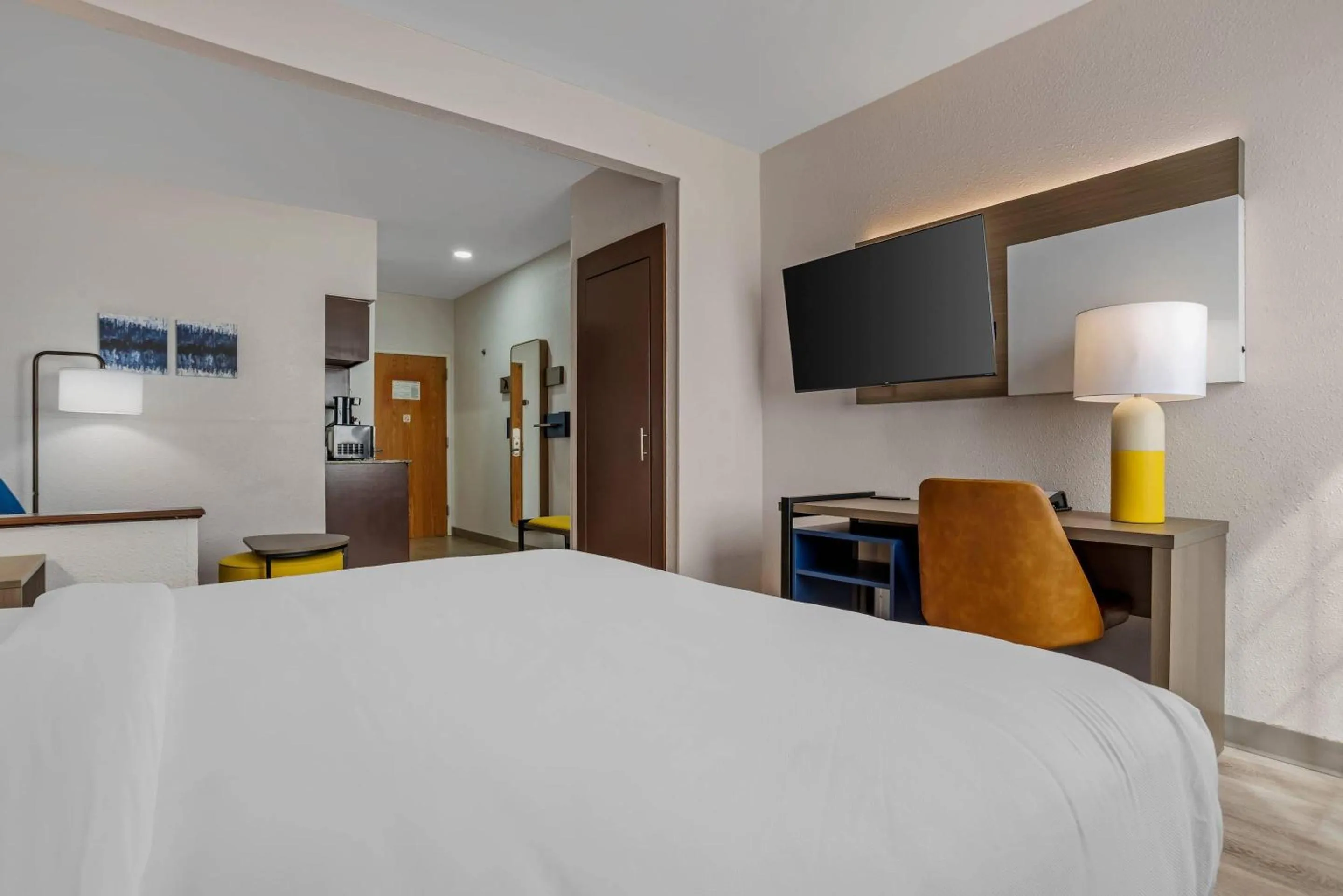 Bedroom, Bed in Comfort Suites Hattiesburg near University