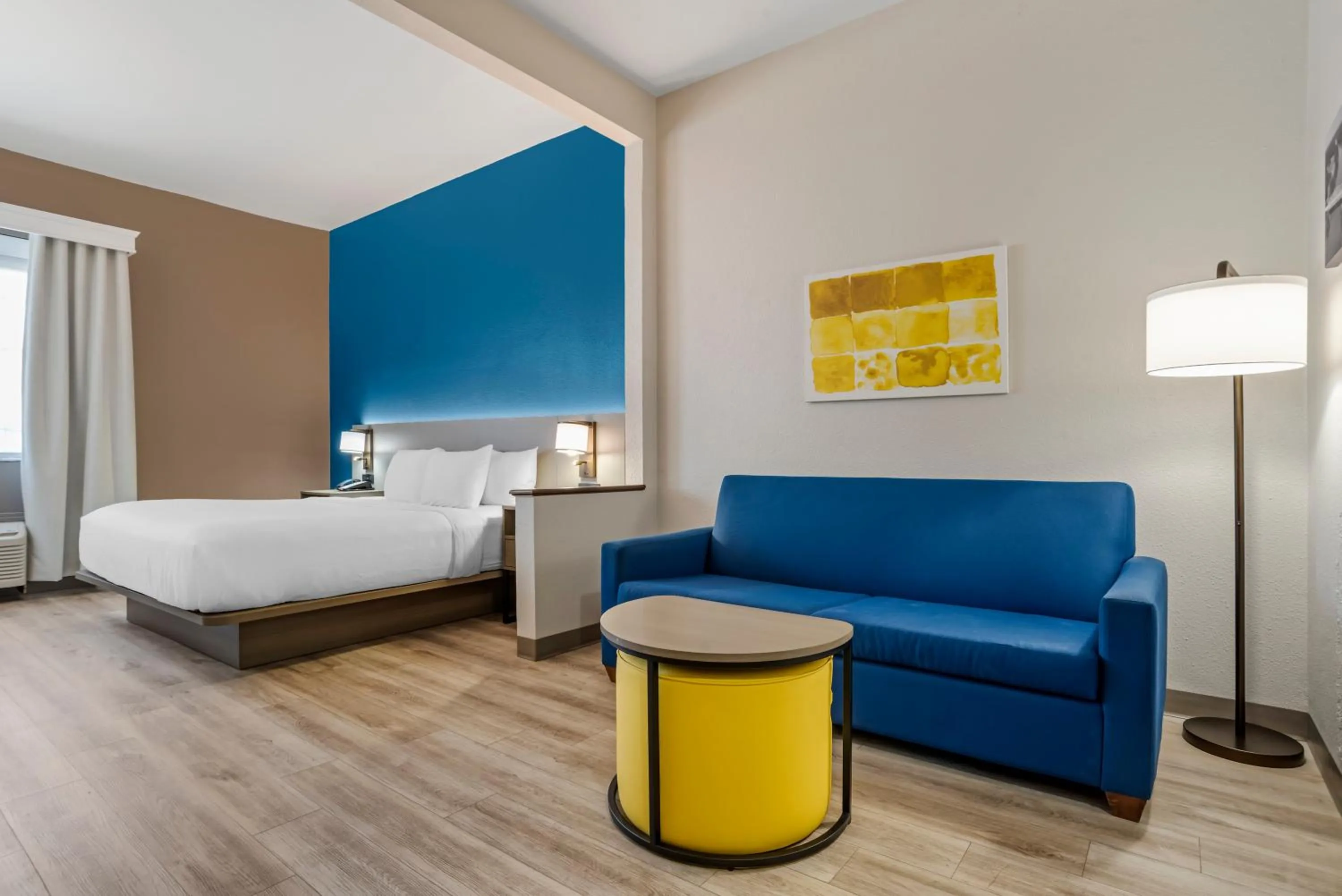 Living room, Bed in Comfort Suites Hattiesburg near University