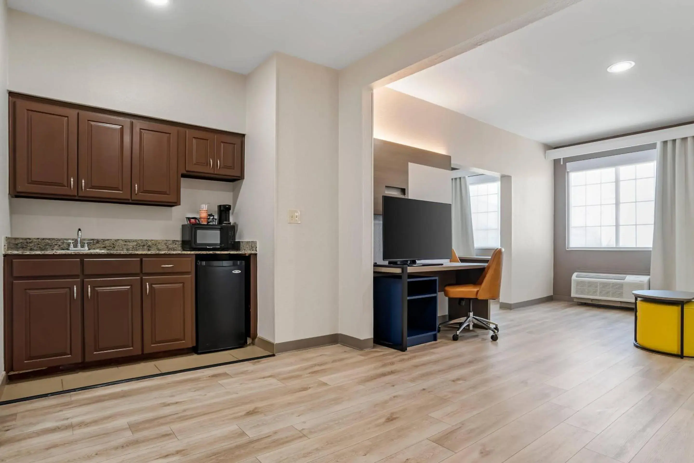 Presidential Suite with Hot Tub - Non-Smoking in Comfort Suites Hattiesburg near University Presidential Suite with Hot Tub - Non-Smoking in Comfort Suites Hattiesburg near University