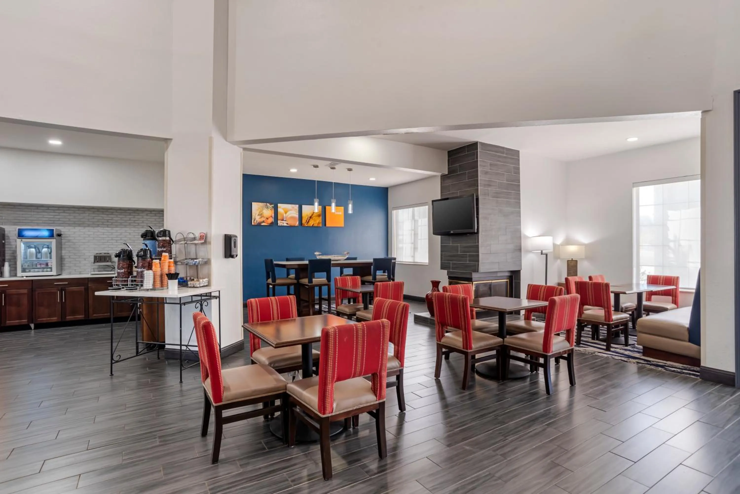 Dining area in Comfort Suites Hattiesburg near University