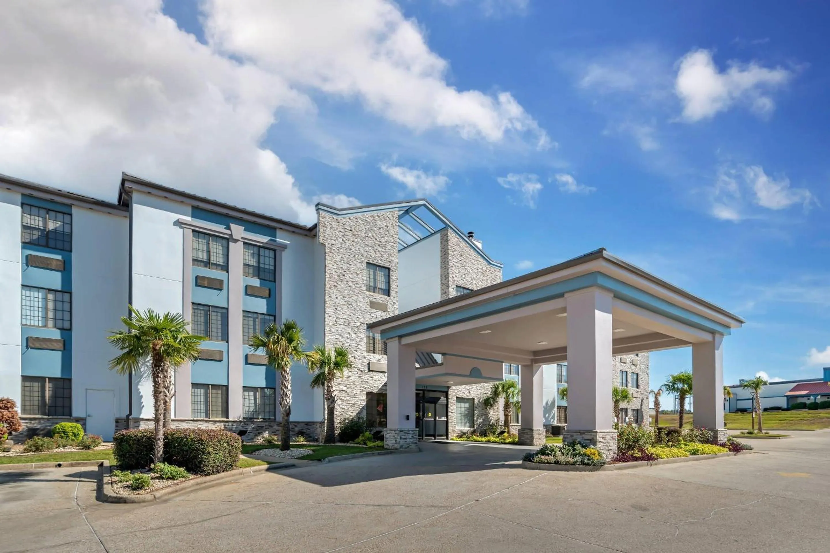 Property building in Comfort Suites Hattiesburg near University