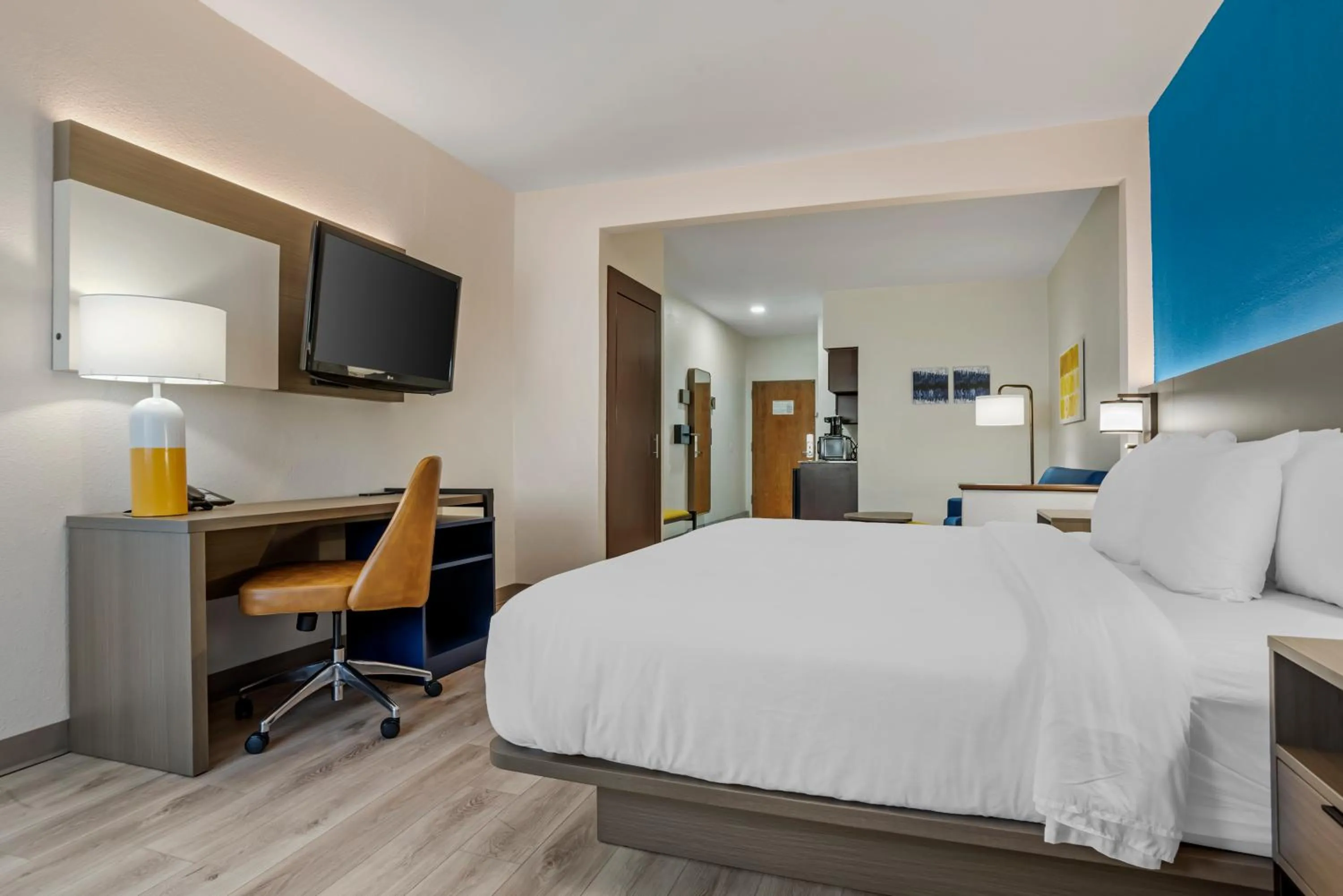 Photo of the whole room, Bed in Comfort Suites Hattiesburg near University