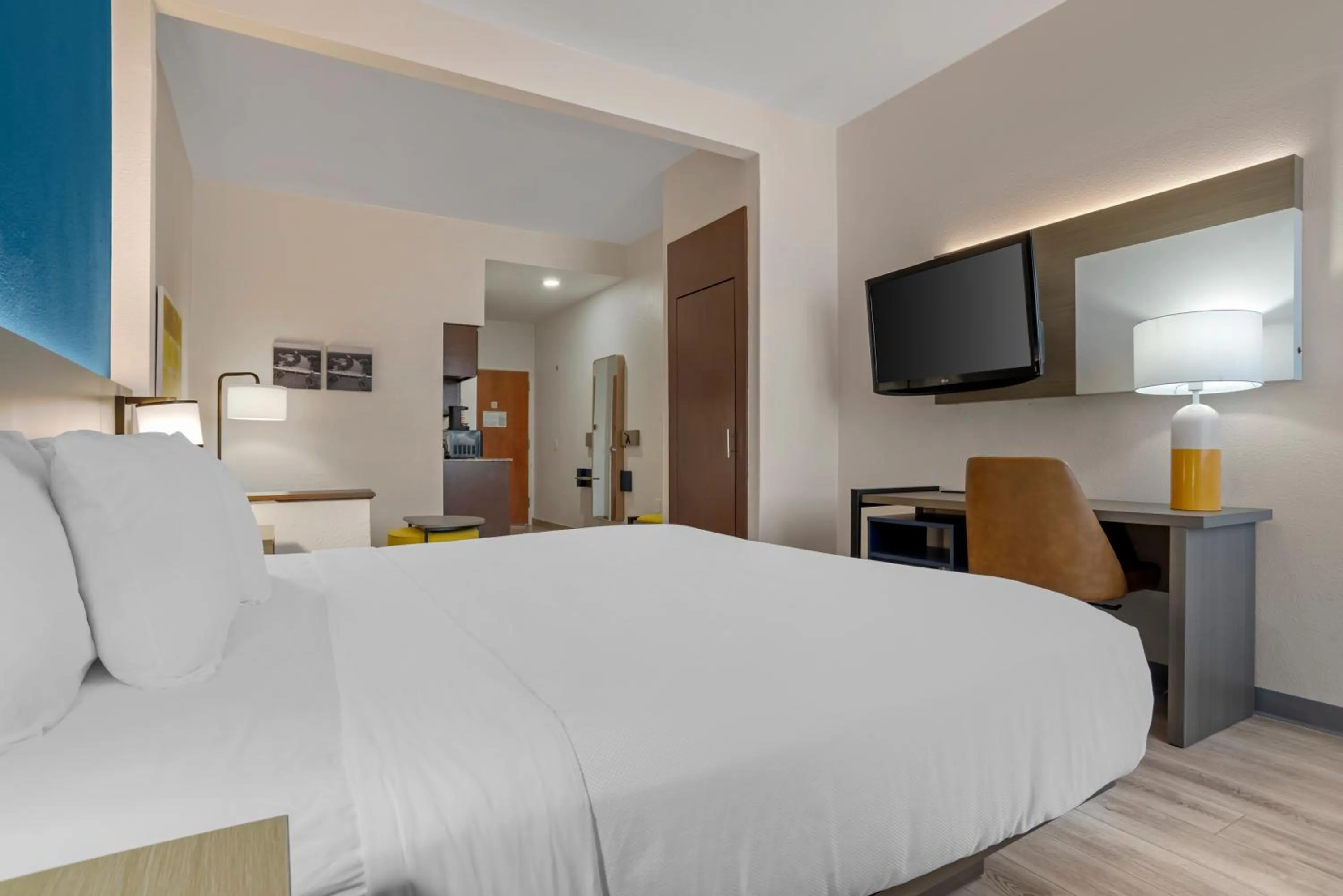 Photo of the whole room, Bed in Comfort Suites Hattiesburg near University