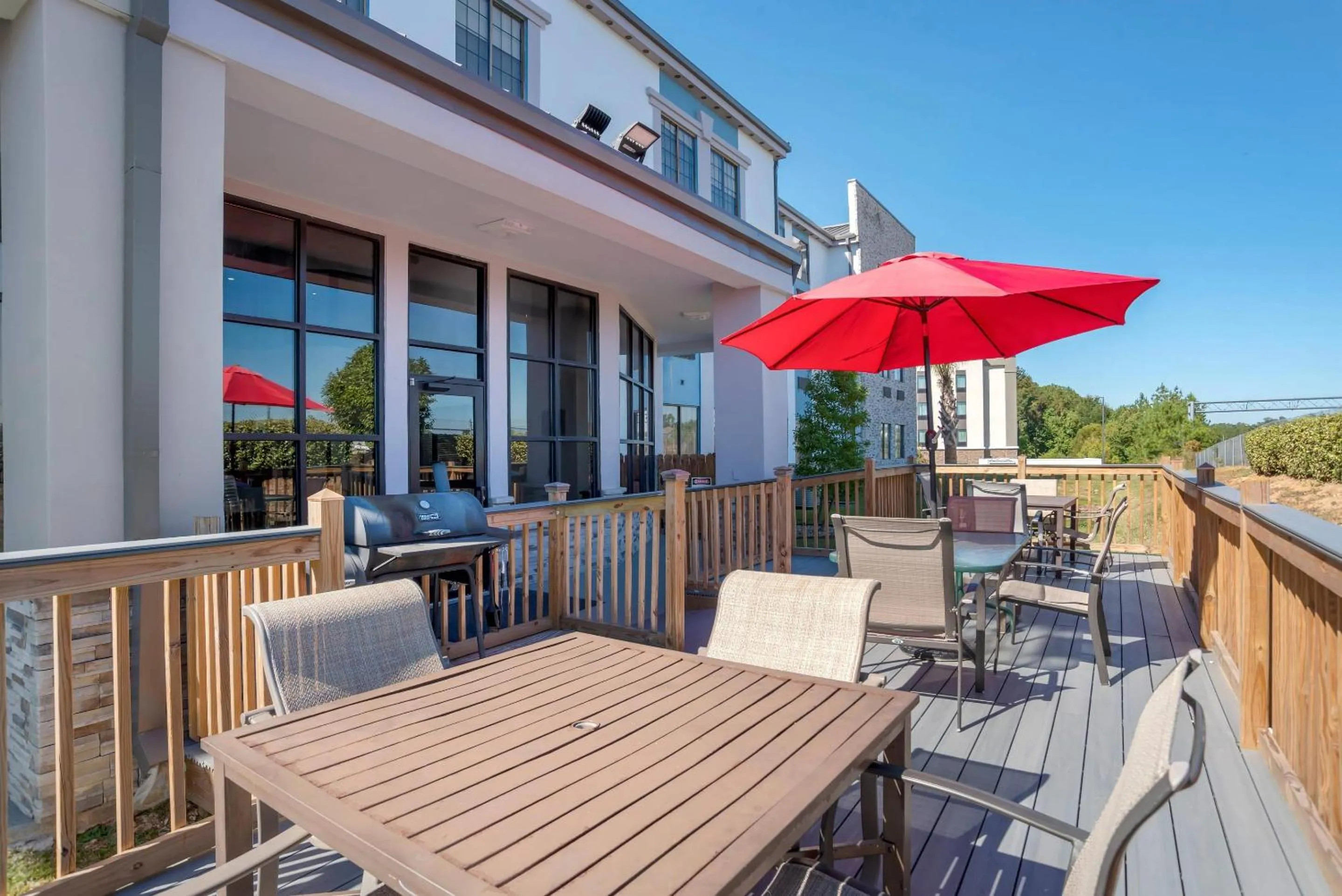 Swimming pool in Comfort Suites Hattiesburg near University