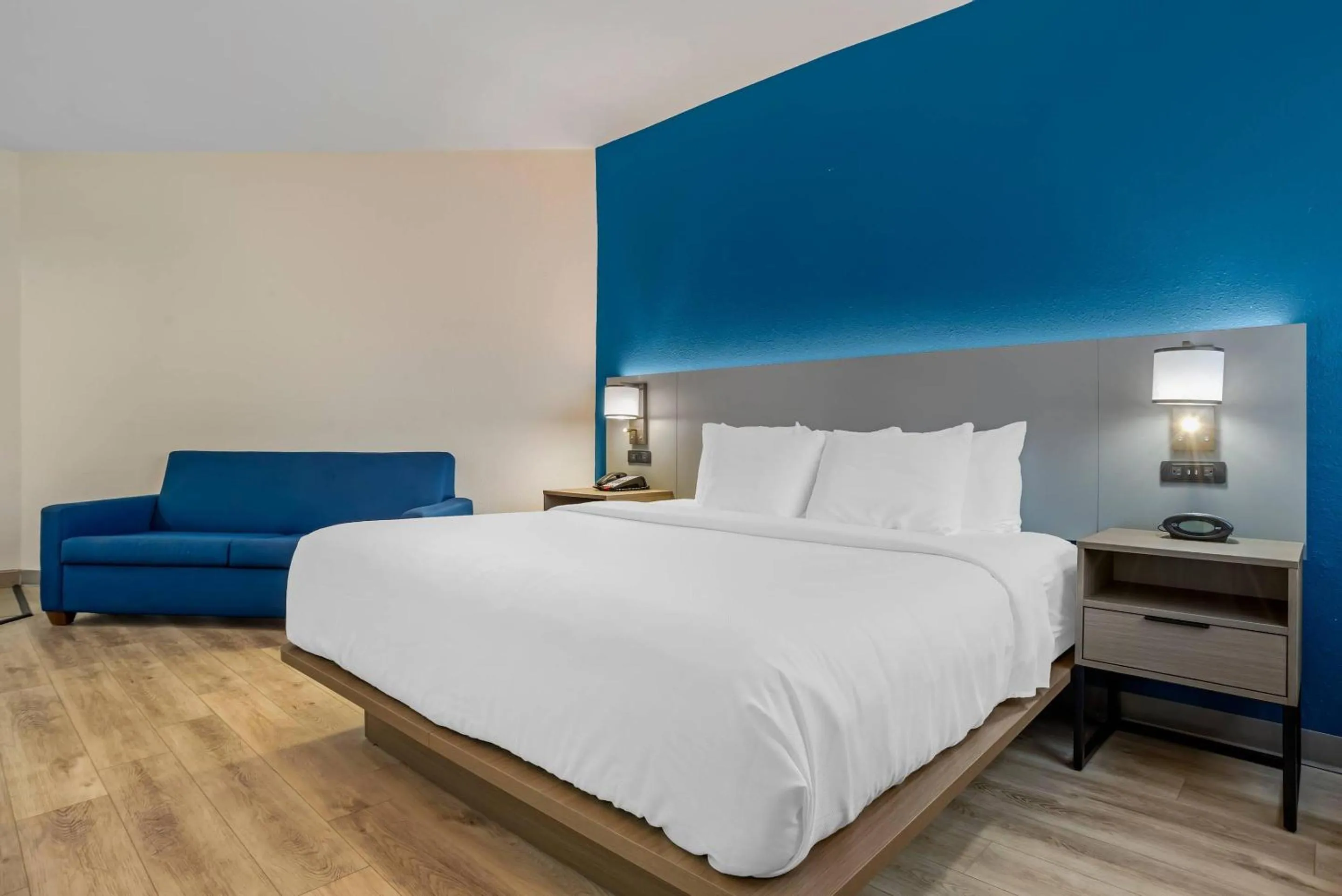 Bedroom, Bed in Comfort Suites Hattiesburg near University