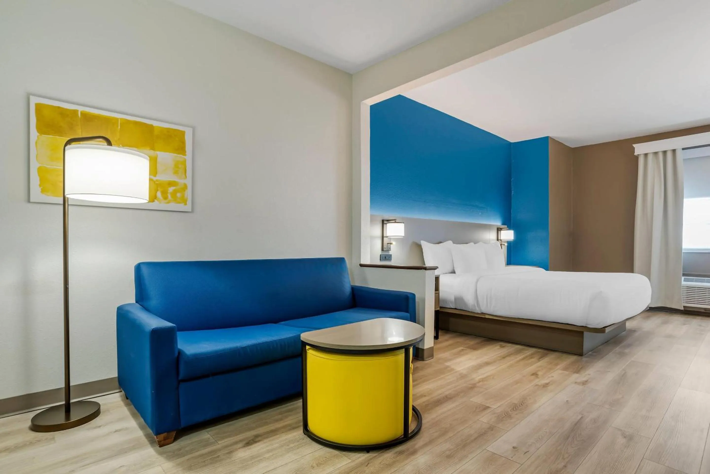 Bedroom, Bed in Comfort Suites Hattiesburg near University