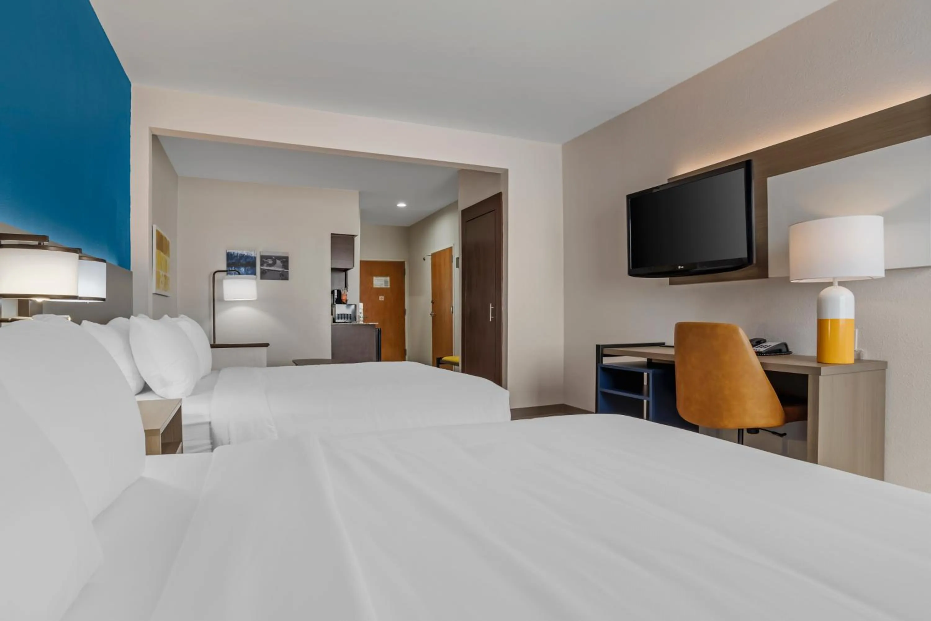 Photo of the whole room, Bed in Comfort Suites Hattiesburg near University