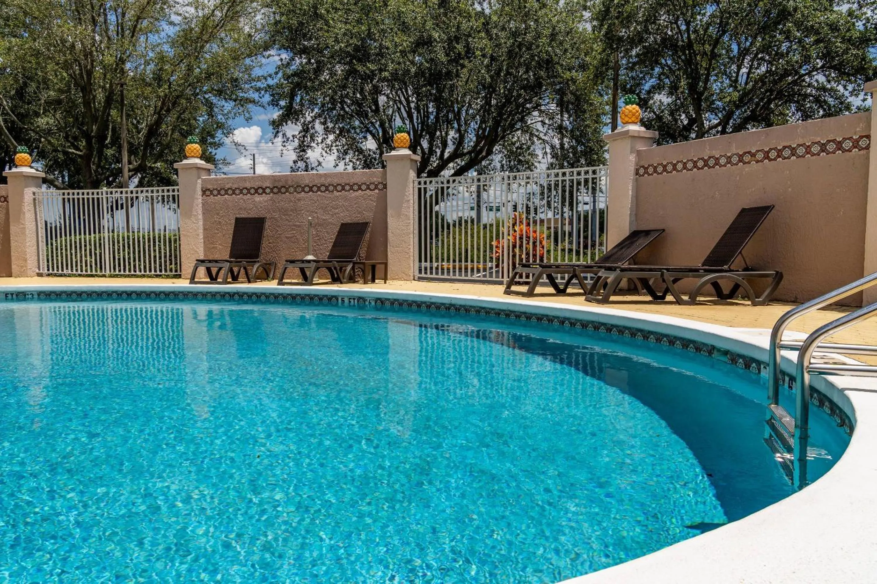 Swimming pool in Comfort Inn & Suites Lakeland North I-4