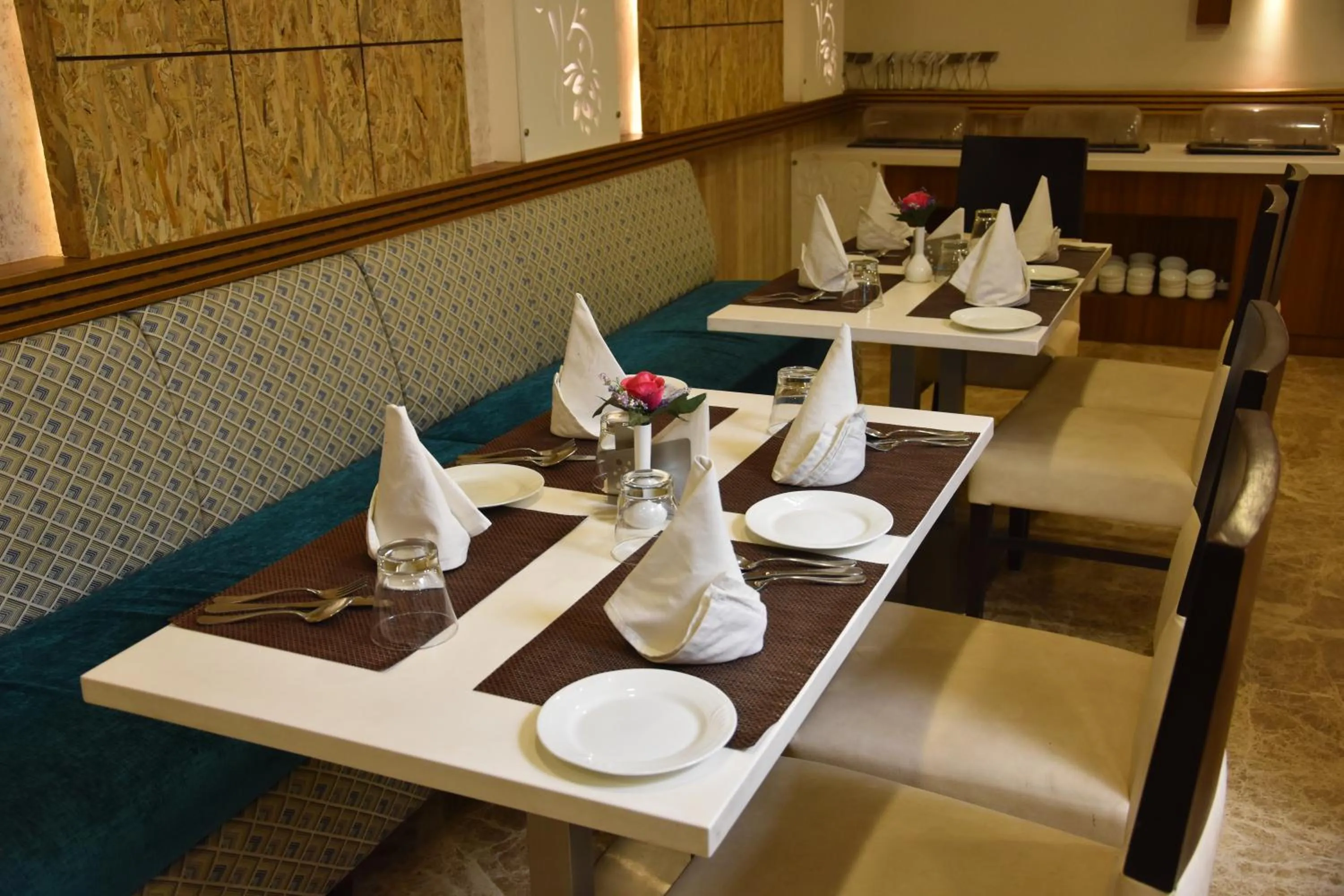 Restaurant/Places to Eat in Hotel Meadows