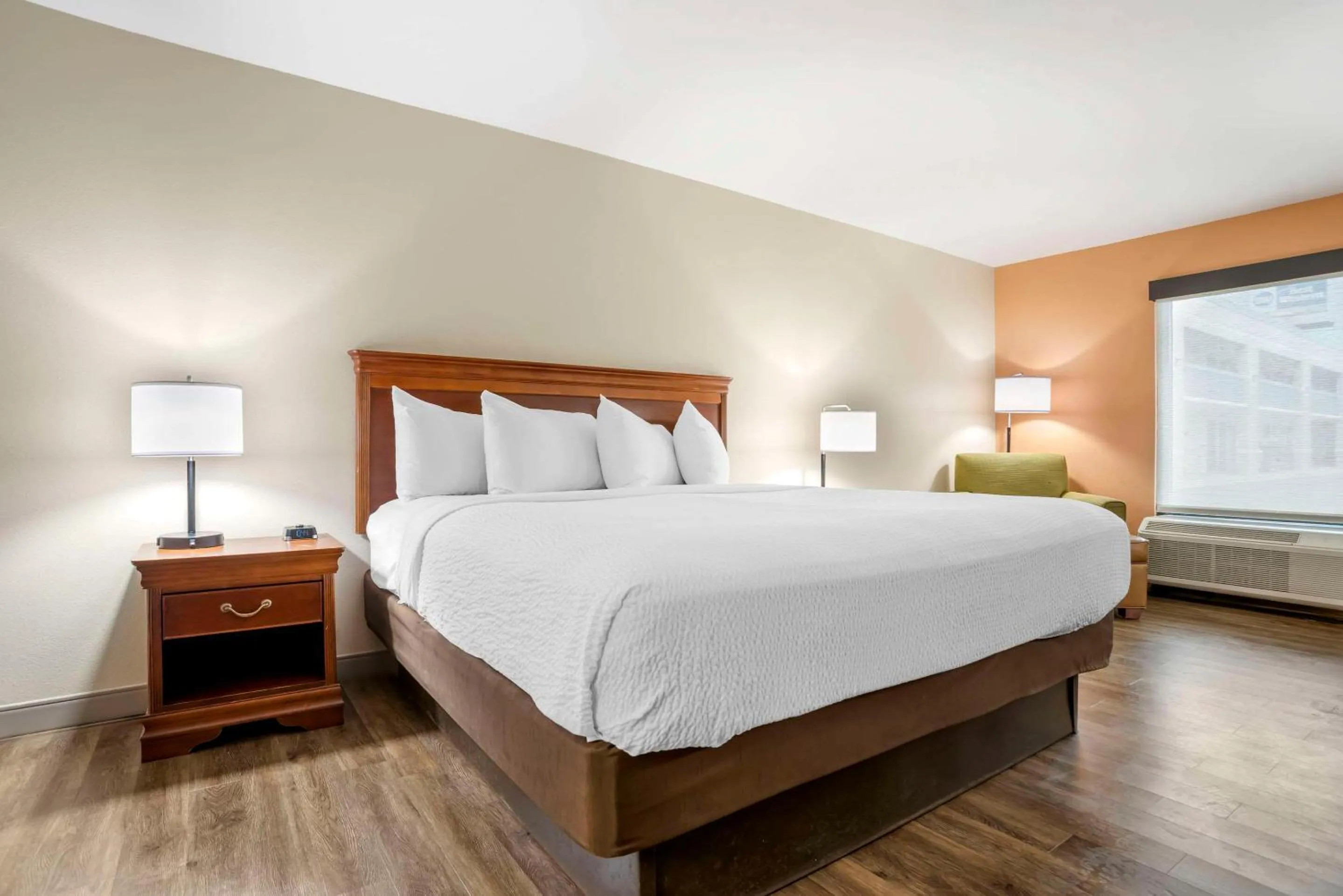 Bedroom, Bed in Econo Lodge Moss Point - Pascagoula