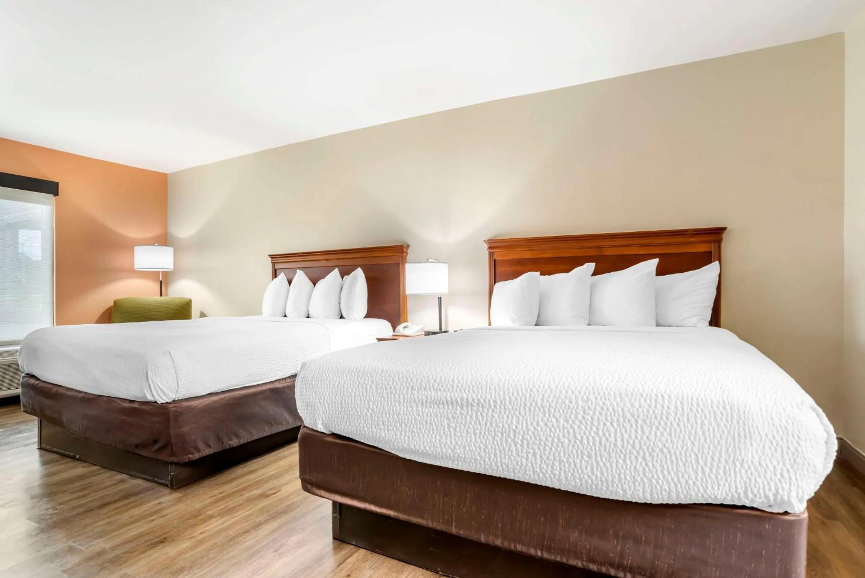 Bedroom, Bed in Econo Lodge Moss Point - Pascagoula