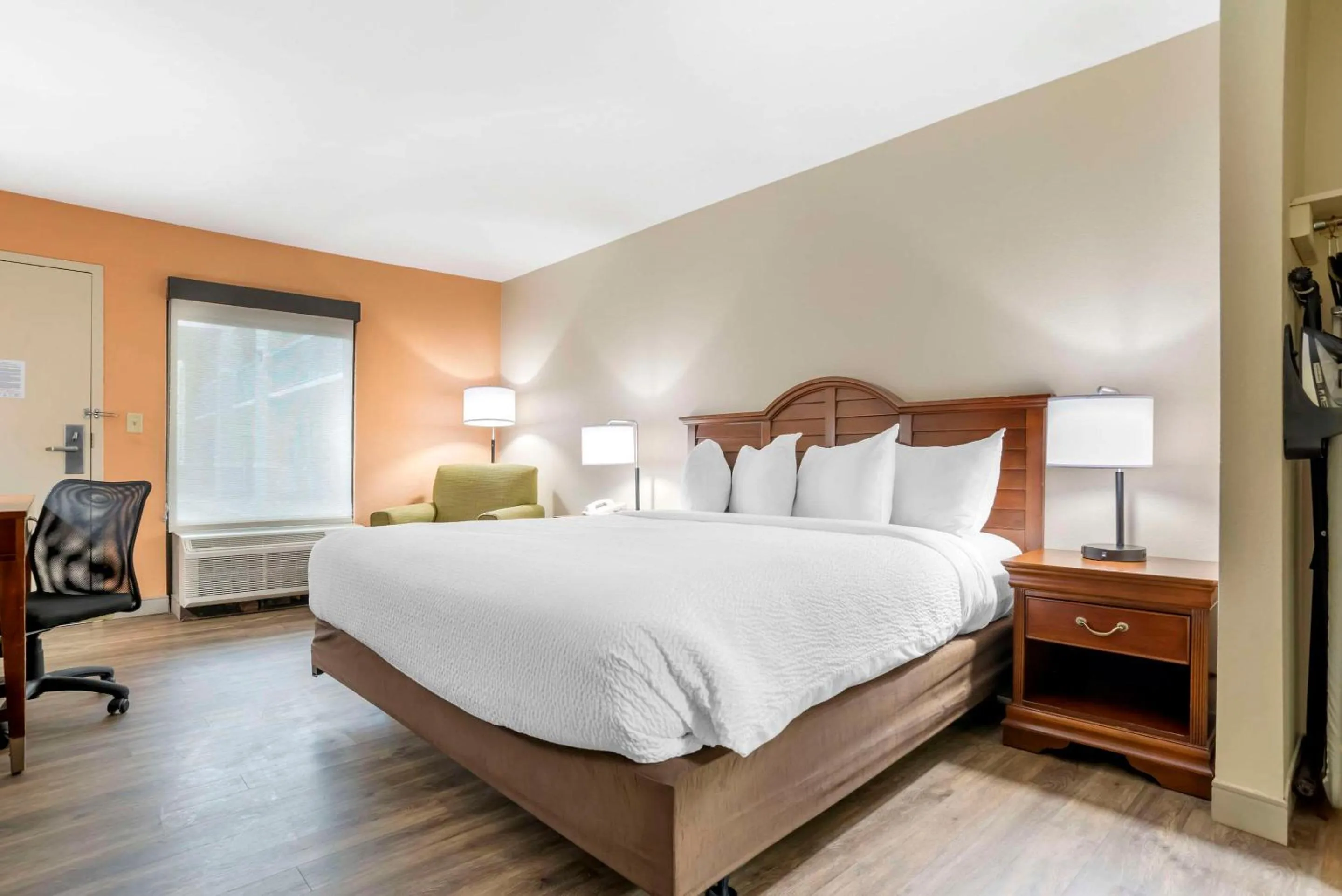 Bedroom, Bed in Econo Lodge Moss Point - Pascagoula