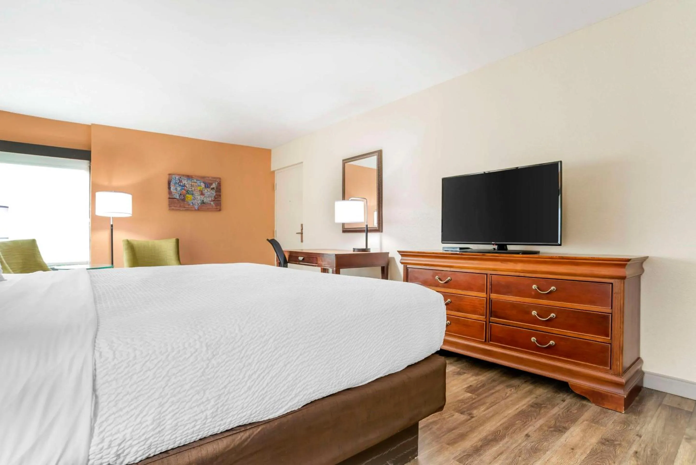 Bedroom, Bed in Econo Lodge Moss Point - Pascagoula