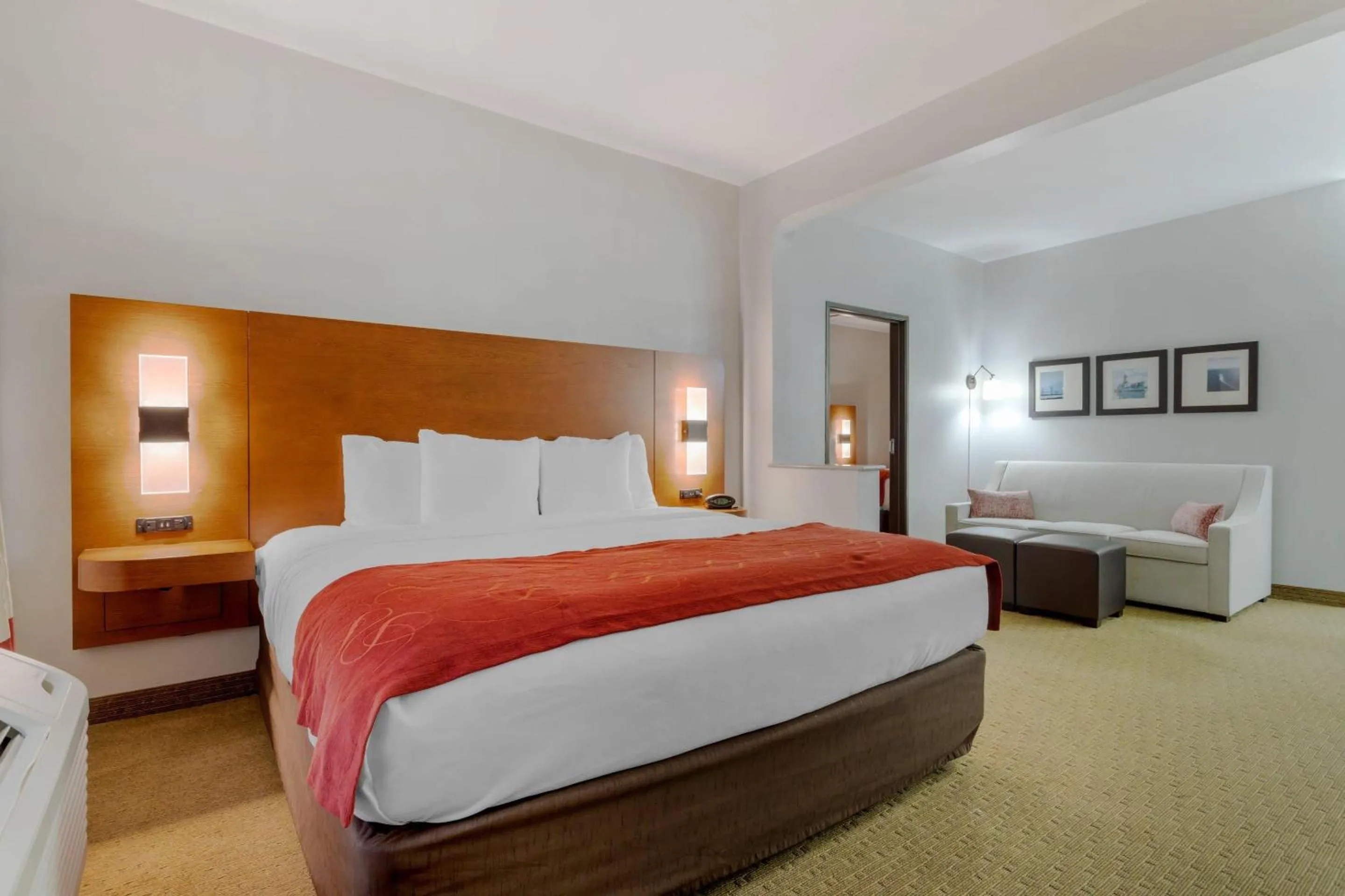 Bedroom, Bed in Comfort Suites La Porte - Baytown