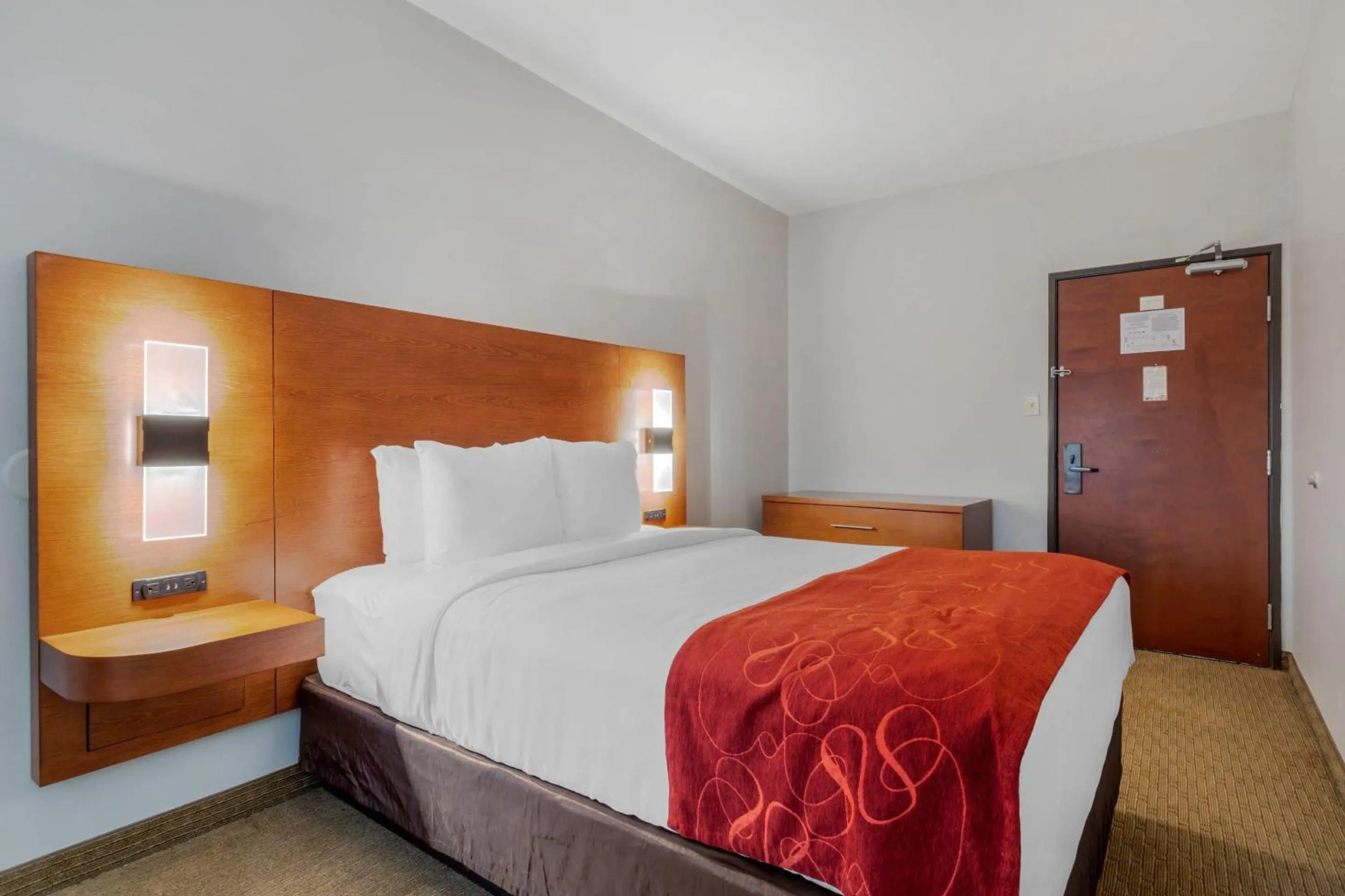 Bedroom, Bed in Comfort Suites La Porte - Baytown