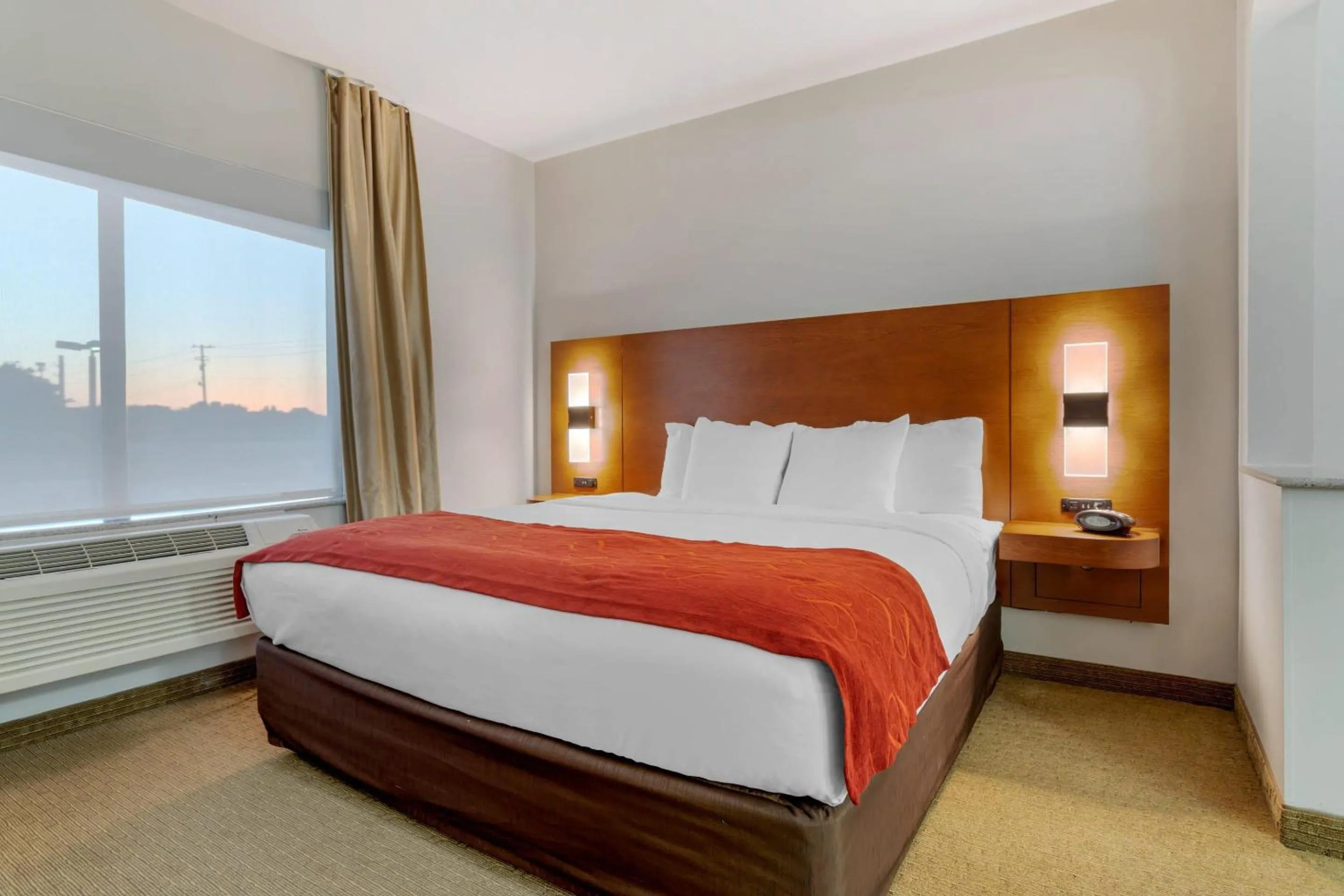 Bedroom, Bed in Comfort Suites La Porte - Baytown