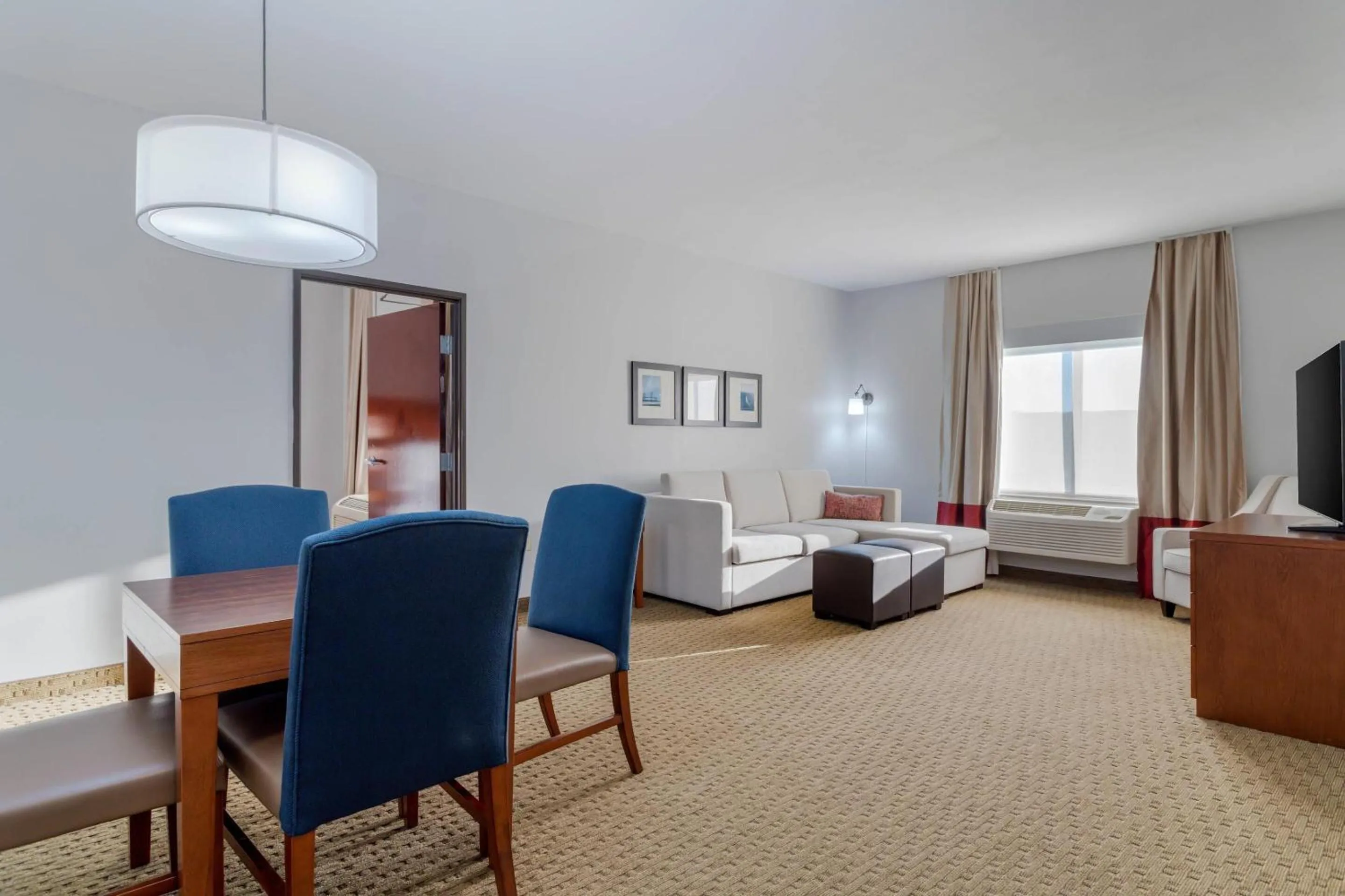 Bedroom, Bed in Comfort Suites La Porte - Baytown