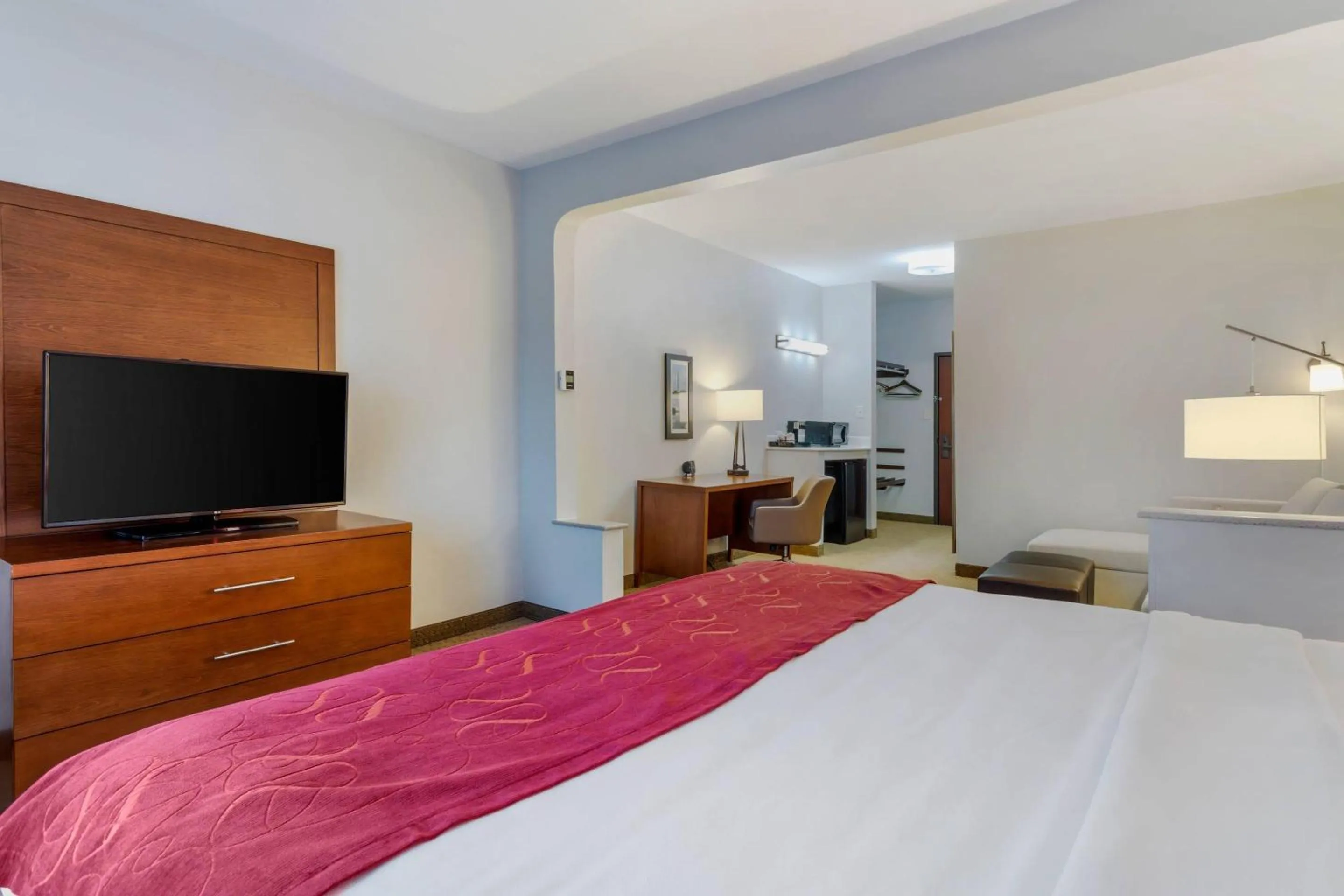 Bedroom, Bed in Comfort Suites La Porte - Baytown