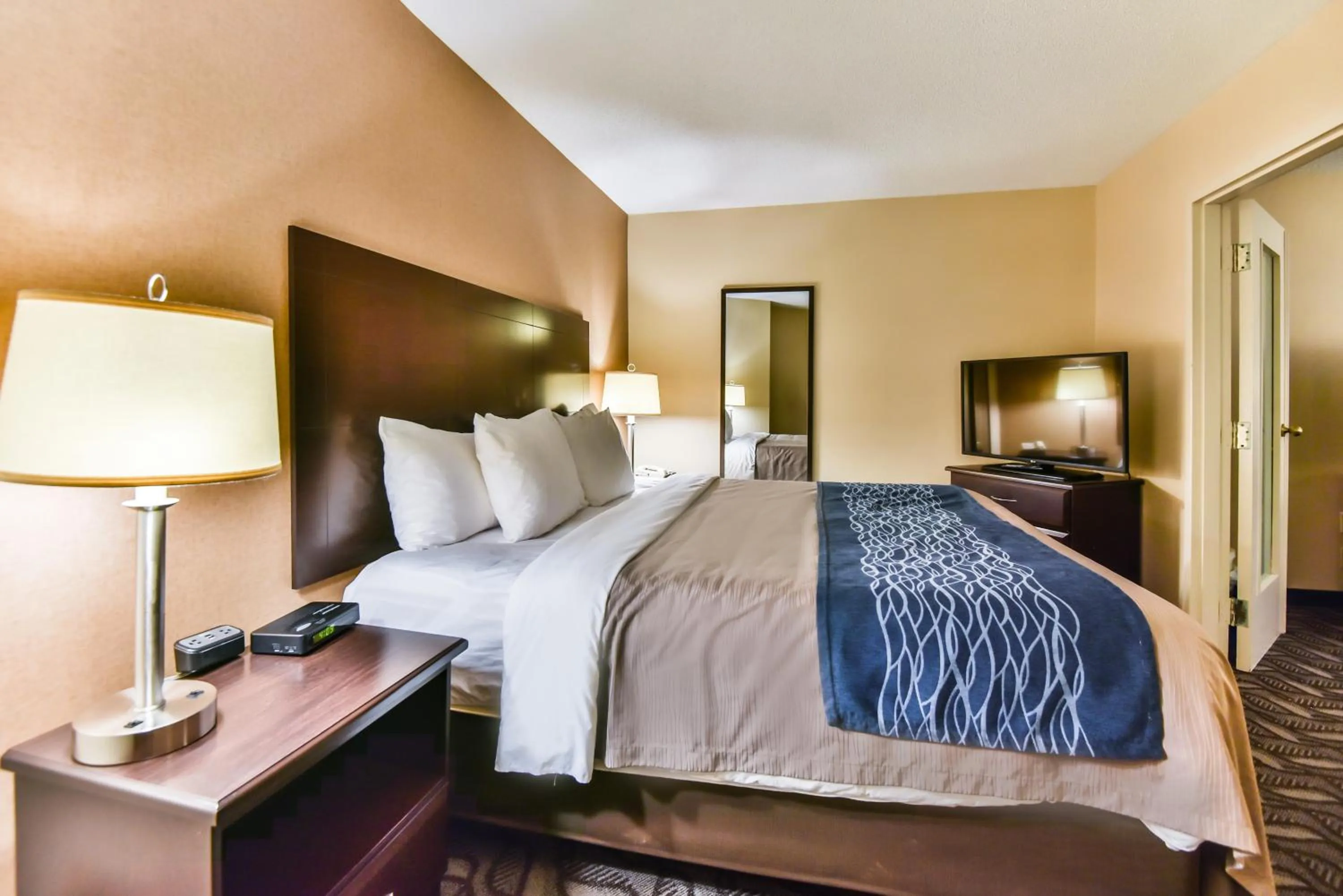 Bed in Comfort Inn & Suites Ambassador Bridge