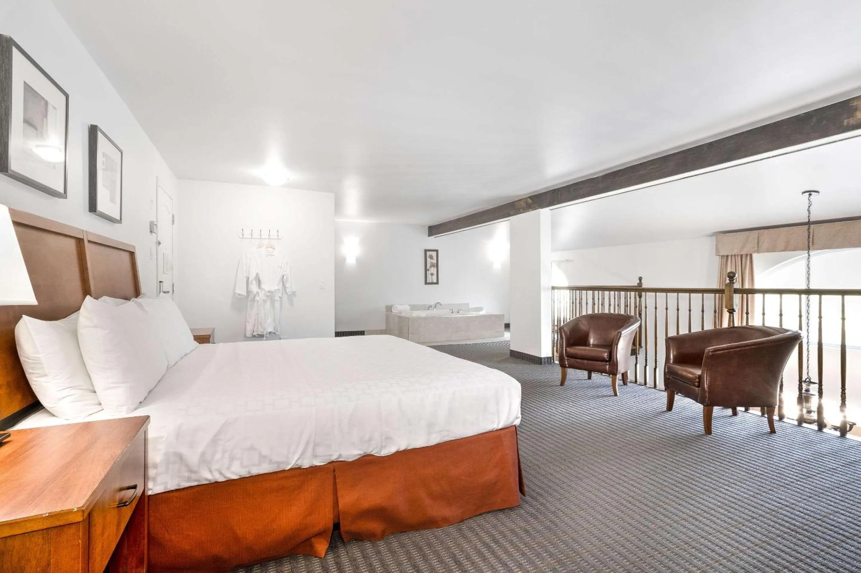 Bedroom, Bed in Hotel Le Victorin, an Ascend Hotel Collection Member